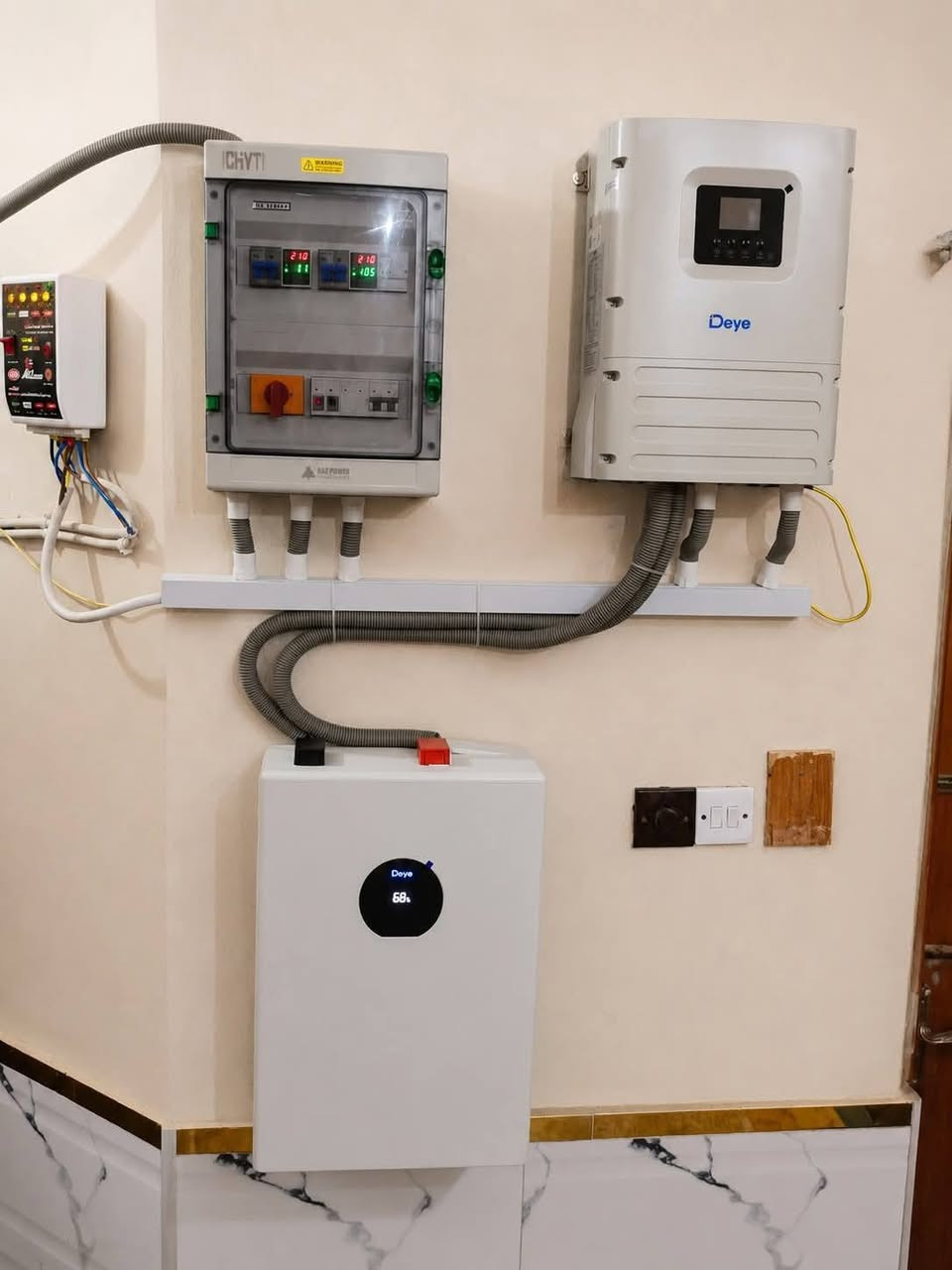 📢 يعلن مكتب المهندس لحلول الطاقة الشمسية

عن توفر سبلت يعمل على الطاقة الشمسية (Full DC Inverter)

❄️ السعة: 18000 BTU (حوالي 1.5 طن)
☀️ يعمل مباشرة على الألواح الشمسية
🔌 إمكانية التشغيل على الكهرباء الوطنية أيضاً

⚙️ مواصفات الجهاز:
🔹 نوع الغاز: R410A
🔹 استهلاك الكهرباء: تقريباً 6.2 أمبير
🔹 القدرة المستهلكة: حوالي 1320 واط
🔹 تقنية DC Inverter لتوفير الطاقة
🔹 تشغيل هادئ وكفاءة عالية

✅ مناسب للمنازل والمكاتب والعيادات
✅ تقليل الاعتماد على المولدات وتوفير كبير في استهلاك الكهرباء

📞 للتواصل والاستفسار: اتصال/ واتساب
📱 *********** 

🏢 مكتب المهندس لحلول الطاقة الشمسية 

⸻

الجهاز يعمل بتقنية Inverter، وهو ما يفسر وجود نطاق (Range) للقدرة والتيار (مثلاً من 220 واط إلى 1450 واط)، حيث يقوم الجهاز بتعديل استهلاكه بناءً على حاجة الغرفة لتوفير الطاقة.
