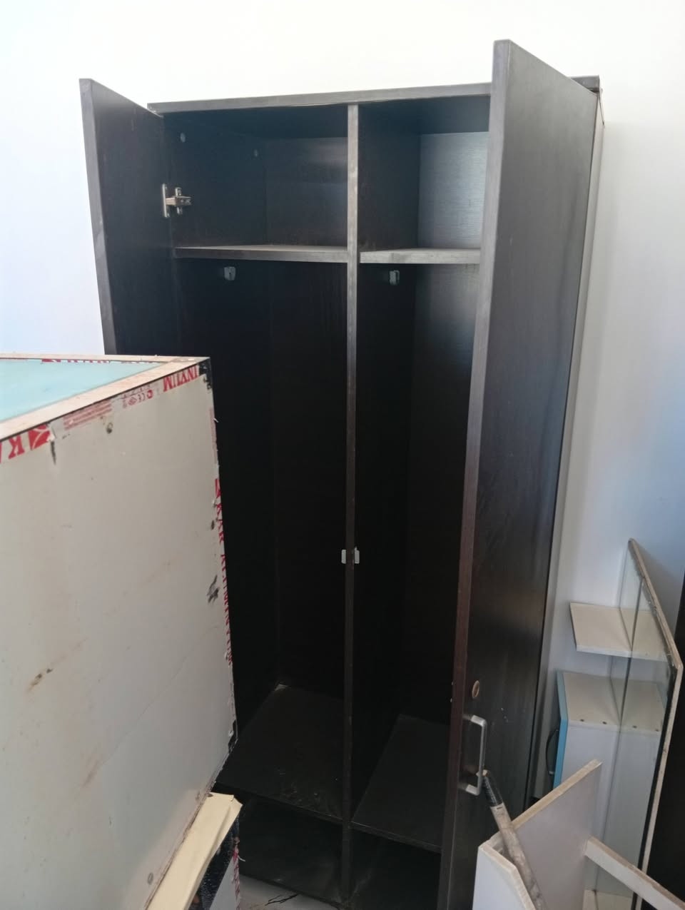 السلام عليكم كناتير عدد 3 خشب حطاطه شقل الموصل سعر الواحد 125+ سنك مطبخ 3قطع واحد 200والثاني 250 مكان بروانه ***********
