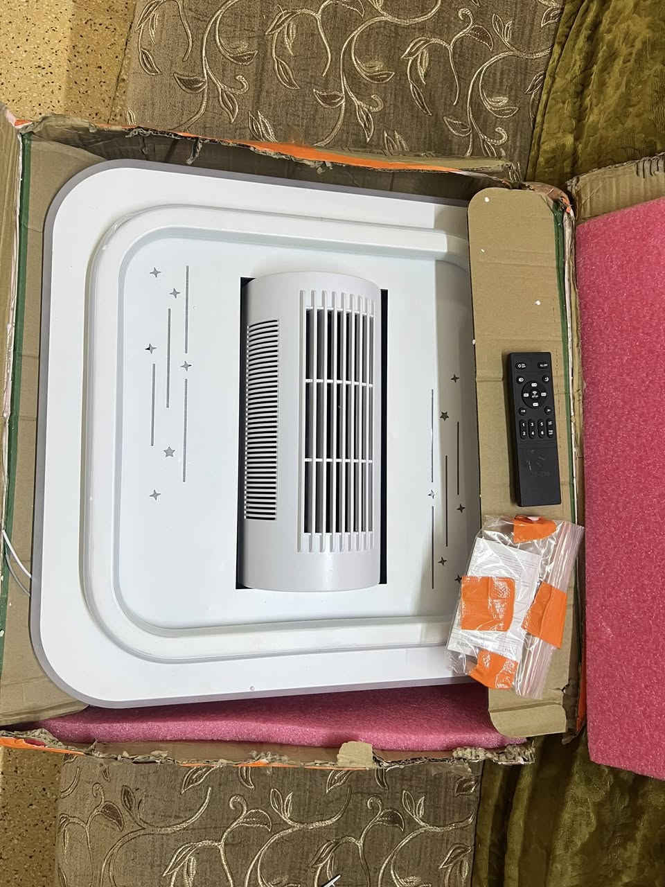 هذا المنتج عبارة عن مروحة سقف LED بتصميم عصري مدمج.
تجمع بين إضاءة LED بثلاثة ألوان مختلفة (أبيض، أصفر، دافئ) وجهاز تهوية في جهاز واحد.
تأتي مع ريموت كنترول للتحكم الكامل، مع إمكانية التحكم عبر التطبيق.
تحتوي على ملف نحاسي 100% لضمان كفاءة العمل.
تصميم أنيق ومسطح (لطش) مناسب للديكورات الحديثة.


**إذا كنت صاحب هذا الإعلان وتريد حذفه لأي سبب، رجاءا أرسل رسالة إلى الدعم الفني**