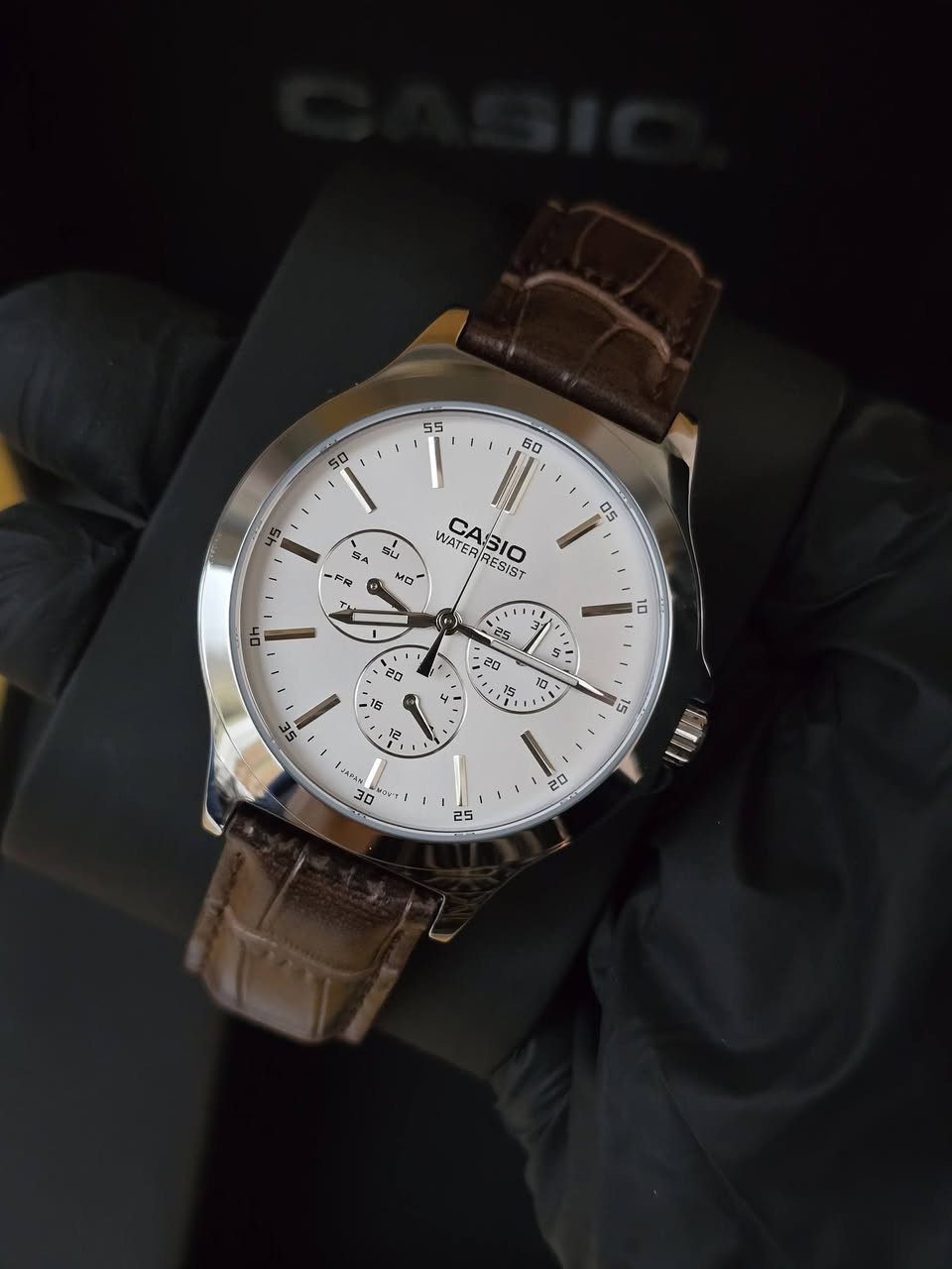 كاسيو 
⬛ موديل MTP-V300L-7A صنع في اليابان .. كاملة المرفقاة تجيك بالعلبة الاصلية وكيس الاصلي من شركة كاسيو اليابانية
السعر 80 الف ✅️
❗️أصلي ضمان دولي لمدة عامين من تاربخ الشراء 
✉️ شحن داخل العراق  
تواصل واتساب ***********☎️
⠀.........................................

⬛️ الحركة: بطارية على SR920SW عمر البطارية التقريبي 3 سنوات 
⬛️ سلسلة:MTP-V300L-7A
⬛️ سنتر ساعة نظام ٢٤ 
⬛️سنتر تاريخ شهري
⬛️سنتر تاريخ يومي
⬛️ سهولة الرؤية في الظلام عقارب لامينوس ليلا
⬛️ تصميم كلاسك متوافق مع جميع الضروف 
⬛️ السير: جلد طبيعي قهوائي من شركة كاسيو اليابانية 
⬛️ الزجاج: زجاج معدني مقاوم للخدوش 
⬛️ مقاومة الماء ولرذاذ الماء 
⬛️ القطر: 41.5 ملم
⬛️ الوزن: 49 g
⬛️ الجنس: ذكر
⭐️ الأكثر مبيعاً..... لا تشيل هم للسعر

