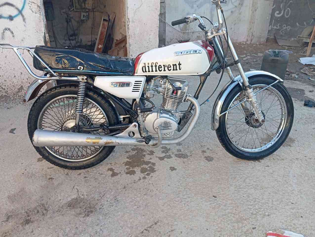 سلام عليكم دراجه ارشه كلك للبيع موديل 20 مكينه خير من الله لا نضوح ولا تبخير شاصي كفاله الدراجه كلشي ما عايزه سعرها300 مكاني ديوانيه قضاء الحمزة الشرقي رقمي ***********
