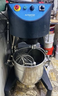 شباب عندي خلاط اكنتوب 60لتر للبيع نظيف جدا مكاني بغداد لاستفسار على رق...