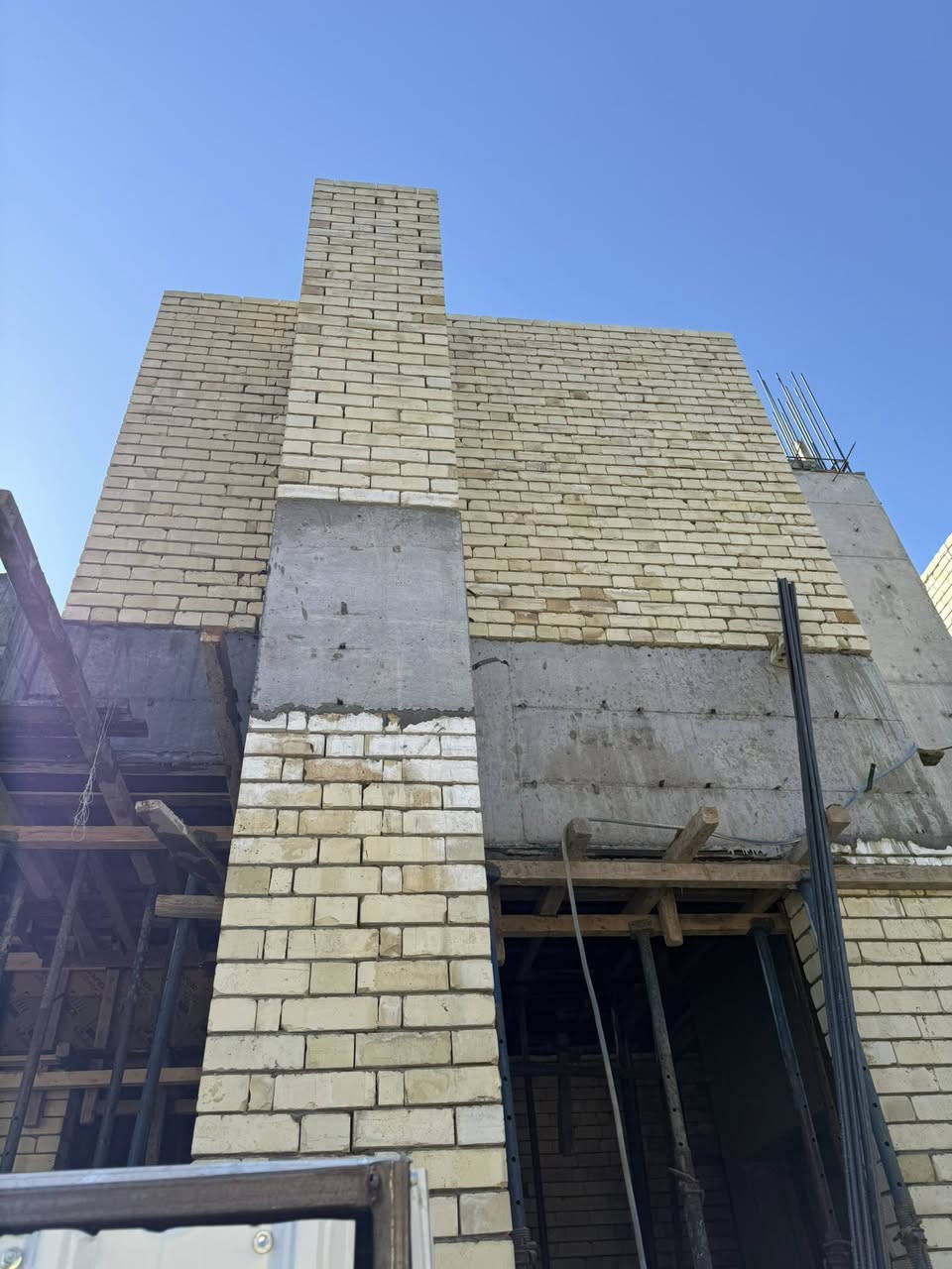 السلام عليكم 
تم على بركة الله 
ختم الطابق الأول
لموقع حي الجامعة (7)
على ارض بمساحة 300م
رقم الهاتف / واتساب 
***********
