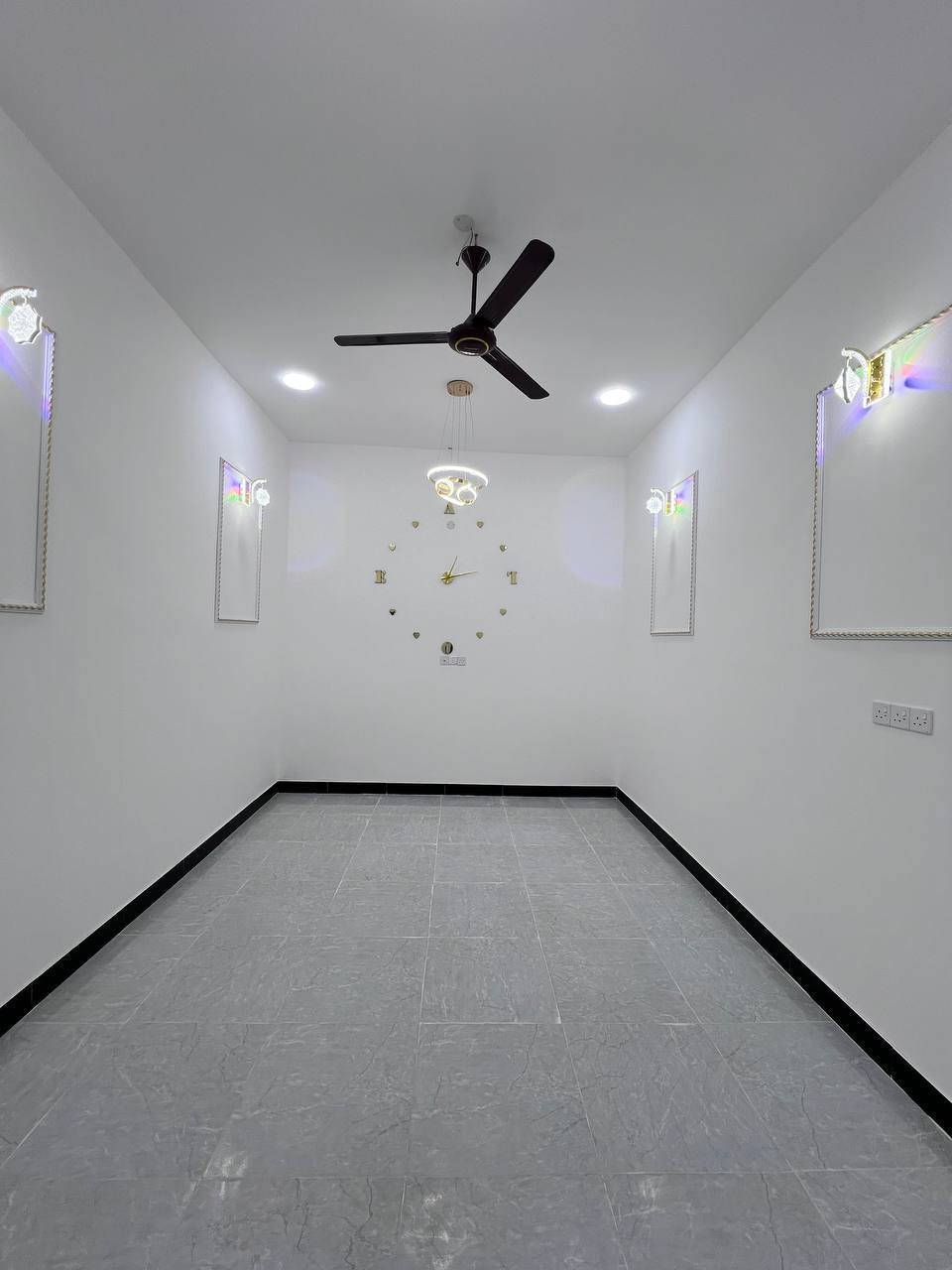 أعلان عن دار سكن 🏠
البصرة - محولة الزهير 
طابو صرف زراعي عراقي نموذج 25
#المساحة :: 200م / على شارع تبليط 10م

#يحتوي :: كراج . صحيات خارجية . أستقبال . حديقة .
مطبخ . صالة واسعة . غرفتين منام . صحيات داخلية .
مناور . درج . / اساس وسقف كونكريت . 
الدار فارغ #جاهز للسكن ان شاء الله.

#خدمات :: ماء . كهرباء . شارع تبليط 10م . منطقة راقية
وقريب مركز البصرة . مدارس . سناتر .
البناء #حديث وشغل مرتب 💯

#السعر_المطلوب :: 125 مليون قابل للتفاوض

#للأستفسار :: ***********
