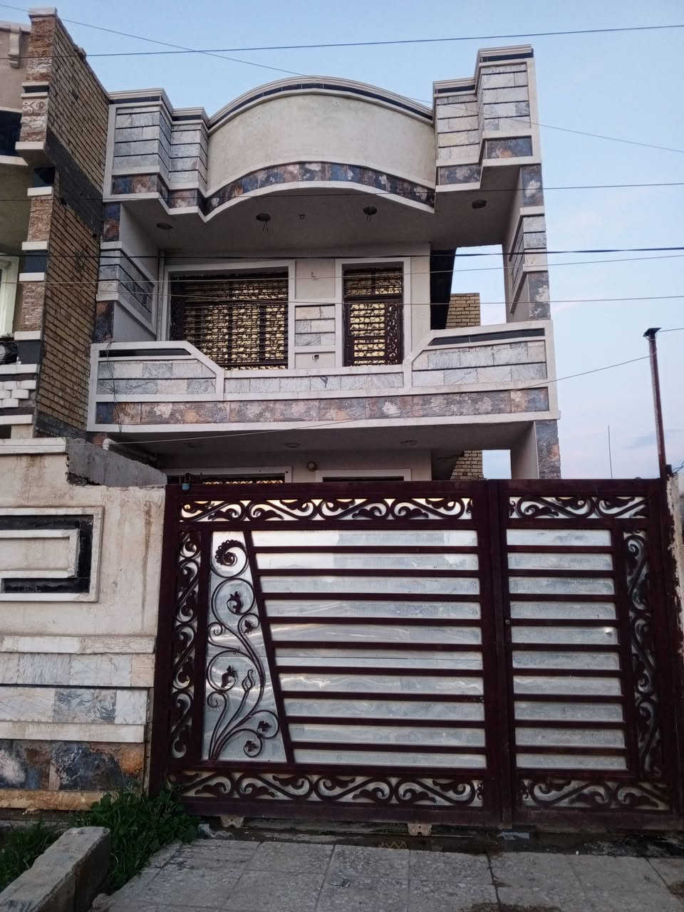 عندي بيت ١٥٠متر ايجار منطقة ضباط مقابل مستشفى الجديد ***********
