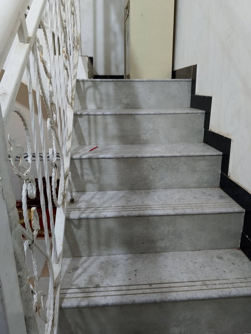 السلام عليكم بيت خلفي 100متر طابو صرف بآسمي حي التضحيه قرب مدرسه قبضه الهدى  كافه الخدمات متوفره ماء مجاري تبليط  السعر 77مع المجال للشرائح تفاصيل اكثر اتصل ***********
