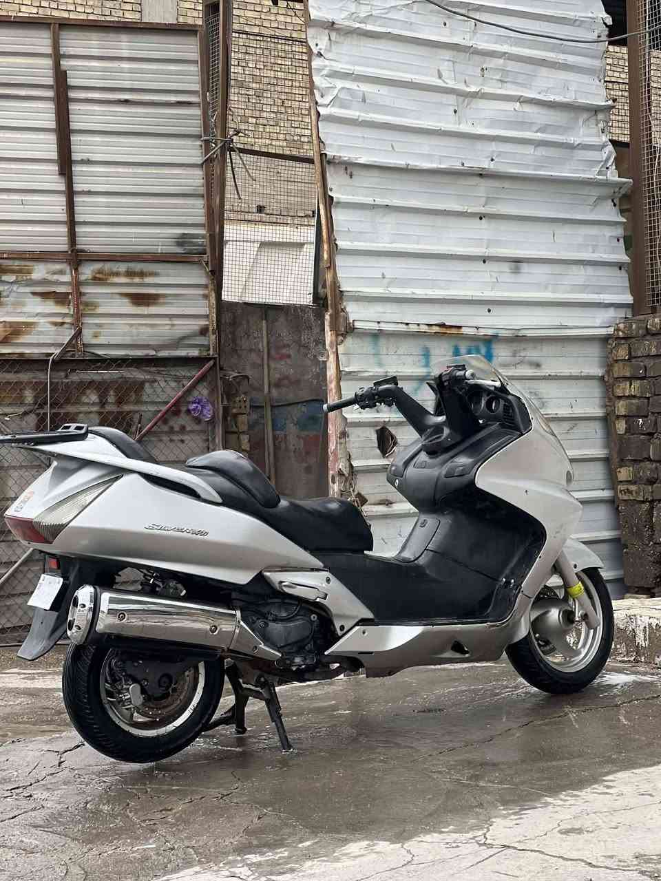 السلام عليكم 

سلفر ونج 400 قديم 
عميه بدون اوفر 
الحماوه نص بس الكيج عطلان 
أوراقها 7 بداخله كمرك يعني تروح ترقم كبل 
الدراجه خير من الله تجيب فيتر وتجي تفحص
مكاني البياع تقاطع درويش 
باقي التفاصيل خاص
***********
