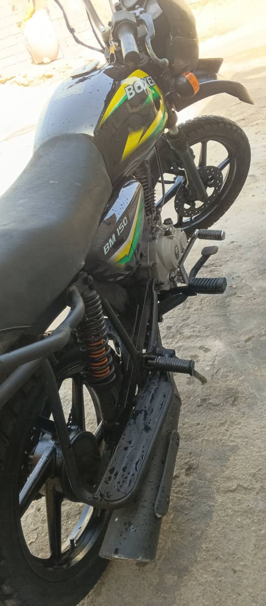 السلام عليكم.
 بوكسر رقم وسنويه مديل 2021
شباب الدراجه بيها مكينه مديل 25 جديده جيس برغي مامفتوح بيها بحيث حته فيرلسه ماسويتها بس المكينه جبتها ب900
 . تانكي صفحايات جدد ويا المكينه جبتهن.
.تايرات جدد قبل شهر شادهن تايلندي الأصلي 
وياها قبق زنجيل جديد مامشدود ولاصلي 
وجامه اضافيه تصير فوك العينه جديده هيه ولقواعد ولبراغي.
وزوج لايت عدسه  كاملات جدد مامشدودات.
 للعلم من شديت المكينه ابد ماشتغلت دلفري ولا يوم.

نقصها بس باتري ضعفان 

. السعر مليونين .
البصره المعقل 
‏‪***********‬‏
