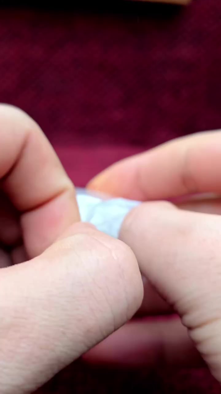 خام أبيض مُزعفر من نوادر اليمن ✨
قطع دائري بهيّة تشعّ نورًا وهيبة 👑
بتوقيع الأستاذ المبدع جواد يوسفي – إمضاء قدّيس أصيل يزيده قيمة وفخامة 🔏
صياغة راقية بإبداع شهباز البحرين 🇧🇭
مخطوط على وجه وبطن الحجر بدقة وروحانية عالية ✍🏻
النقش المبارك كاملًا:
بِسْمِ اللَّهِ الرَّحْمَٰنِ الرَّحِيمِ
قُلْ هُوَ اللَّهُ أَحَدٌ ۝
اللَّهُ الصَّمَدُ ۝
لَمْ يَلِدْ وَلَمْ يُولَدْ ۝
وَلَمْ يَكُن لَّهُ كُفُوًا أَحَدٌ ۝
قطعة تجمع بين الصفاء الزجاجي والنور المزعفر، حضورها مهيب على اليد، وتفاصيلها تحكي عن ذوق رفيع لا يليق إلا بأهل التميز 💎🔥
فخامة الاسم… قداسة النقش… وروح اليمن الأصيل 🇾🇪✨
#نوادر_اليمن
#عقيق_يماني
#مزاد_وليد_الصائغ
#صياغة_البحرين


**إذا كنت صاحب هذا الإعلان وتريد حذفه لأي سبب، رجاءا أرسل رسالة إلى الدعم الفني**