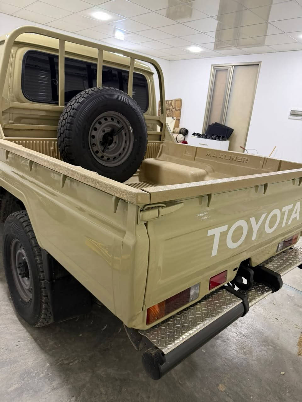 ميك زةميني علوج   2018
سةيارةكة ساغة دووبةية  بيلاد بورة عام پةمپة لةسةر ساغي مةكينةي نةكراوة دوسةدو بيست هةزار روشتوة چوارتايةي لوك لوكة مةكينةي نةكراوة بي دةعمو ليدران زةماني مالي مةدةني بةشةرت 
نرخي    220   وةرةقة
ژم   ***********
كورةك    ***********
