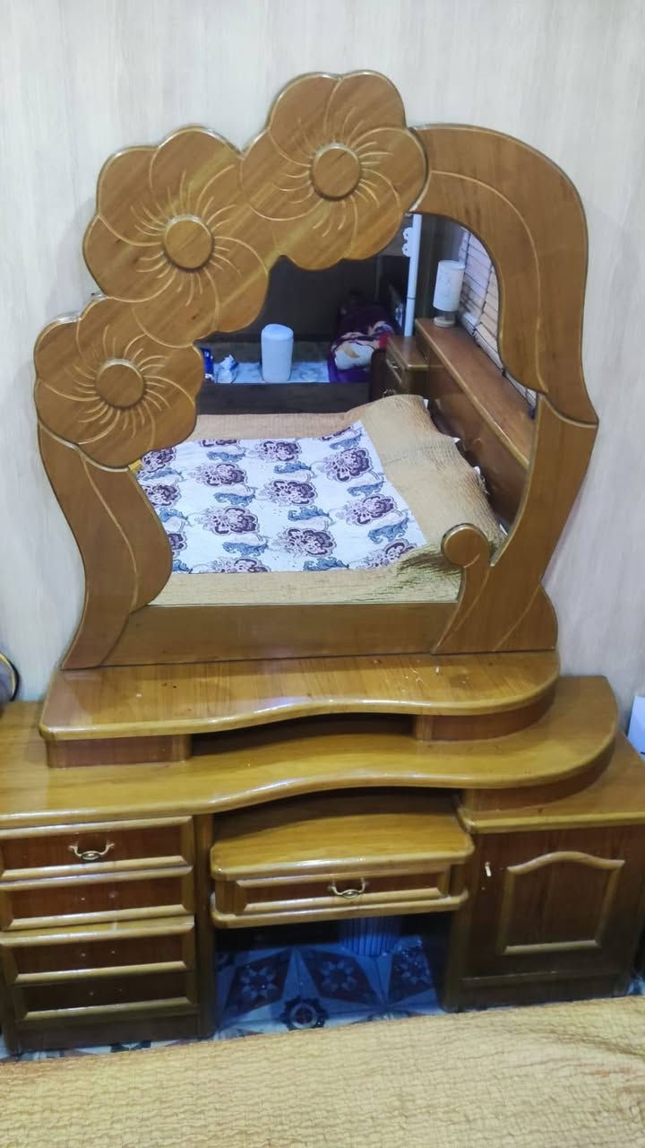 السلام عليكم غرفة نوم  الكنتور ٥ بيبان المكان بغداد حي القاهره  ***********
