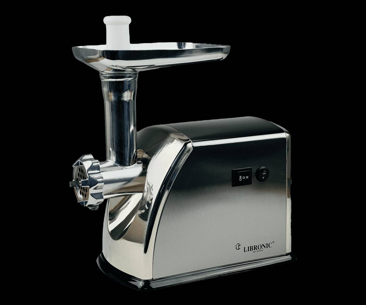 مثرامة لحم من ليبرونيك

المميزات:

تتميز بسهولة الاستخدام

الشفرات حادة مصنوعة من الفولاذ المقاوم للصدأ عالي الجودة

جهاز مثالي للحصول على لحم مفروم ناعم ومتجانس

ثلاث درجات لفرم اللحوم

وظيفة عكسية

ملحق خاص لصنع النقانق باستخدام الأنبوبة المرفقة لتشكيل النقانق بالحجم والشكل الذي تفضله

يتميز المنتج بسهولة التنظيف بفضل تصميمه القابل للفك

الموديل: LC-MG01D

الطاقة: 3000 واط

طول سلك الكهرباء: 100 سم

ابعاد الغلاف: ارتفاع: 21 سم طول: 24 سم عرض: 43 سم

ابعاد المنتج: ارتفاع: 30 سم طول: 22 سم عرض: 35 سم

ضمان لمدة سنة من تاريخ الشراء