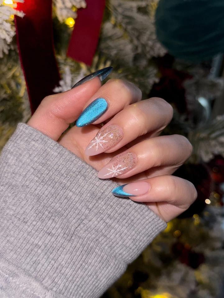 مساء الخير بنات
عروض رأس السنه مستمرة إلى ١/١ 
يومياً استقبل كل حجوزات الاضافر والرموش 
من الساعه ١٢ص إلى الساعه ١٠ م 
للحجز ***********
العنوان حي القاهرة مقابل سوق علي نعمة 
العروض على أقسام الشعر الاضافر الرموش والبشرة 🩷❄️
Spa Manar Beauty
