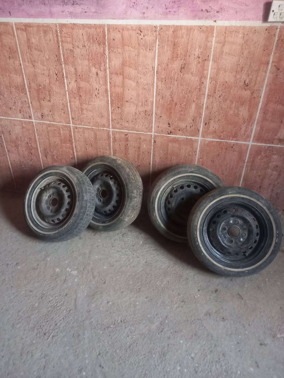سلام عليكم ورحمة الله وبركاته هذن الوياله والتايرات للبيع  بكاني بغداد المعامل  ***********
