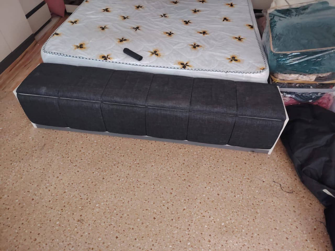 السلام عليكم غرفه تركي درجه اولى مستخدمه سبوع
السعر مليون 
مكان الحيانيه قرب سوك القسم 
رقم هاتف-***********
