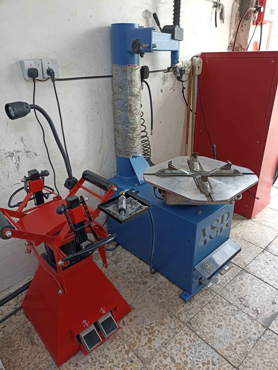 محل بنجر او دهن للبيع غراض خوات الجدد مستعملات شي قليل 
اي استفسار عله الرقم ***********
