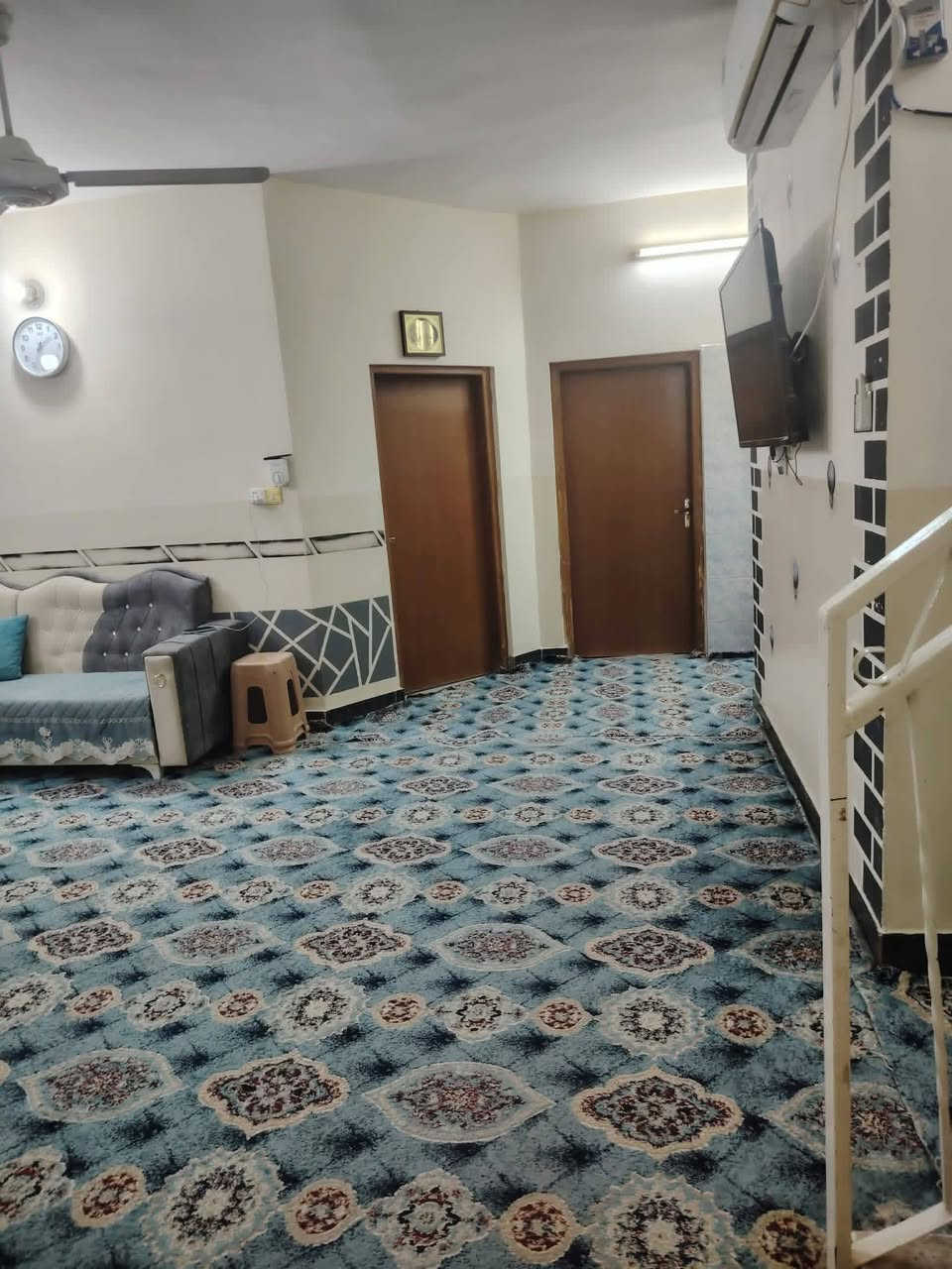 دار للبيع طابق ونص مساحته 300.
10*30.
القادسية قطعه 500 قرب جامع النور 
عرض الشارع 15
السعر 137 وبي مجال
يتكون الدار من ثلاث غرف نوم وصاله وخطار
للاستفسار الاتصال 
***********
