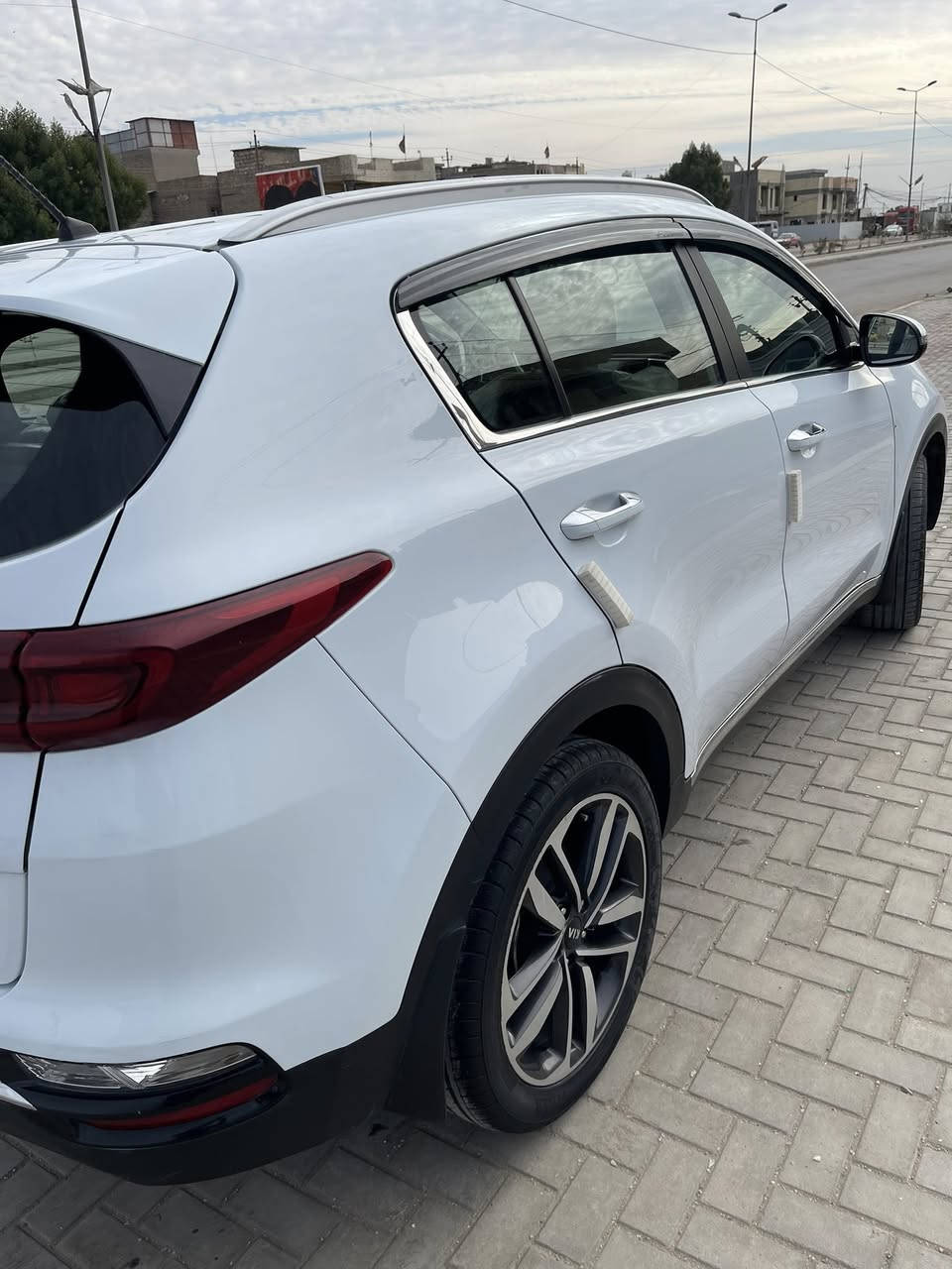 سبورتج للبيع موديل 2019خليجي مكفولة من لصبغ وتبديل فقط بارد اثر شخط بالباب ومسويهن كارت كير مكينة تبريد تتفئه شركة حساسات خليفي امامي شاشة كامرة تحكمات ستيرن ثلاث انضمة قيادة سيارة بعدها على وضع الشركة ماشية 49حقيقي باسمي لسعر 194وميها مجال قليل مكان سيارة لكرخ تقاطع درويش ***********
