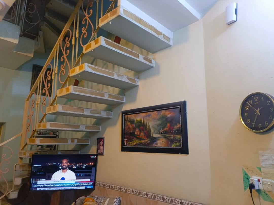 السلام عليكم بيت ١٠٠ متر طابقين للبيع خلف مستشفى الوارث  للاستفسار الاتصال على الرقم ***********
