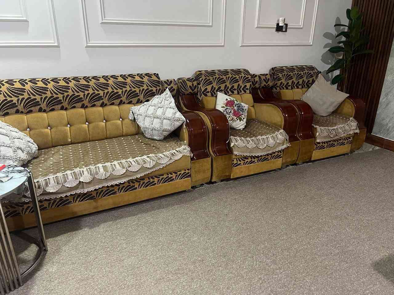 قنفات أصليات نضيفات جداً عدد ٥ قطع
قطعتين ام ٣ اشخاص وقطعتين ام شخص وقطعة ام شخصين
السعر 250 الف وبيهن مجال***********
