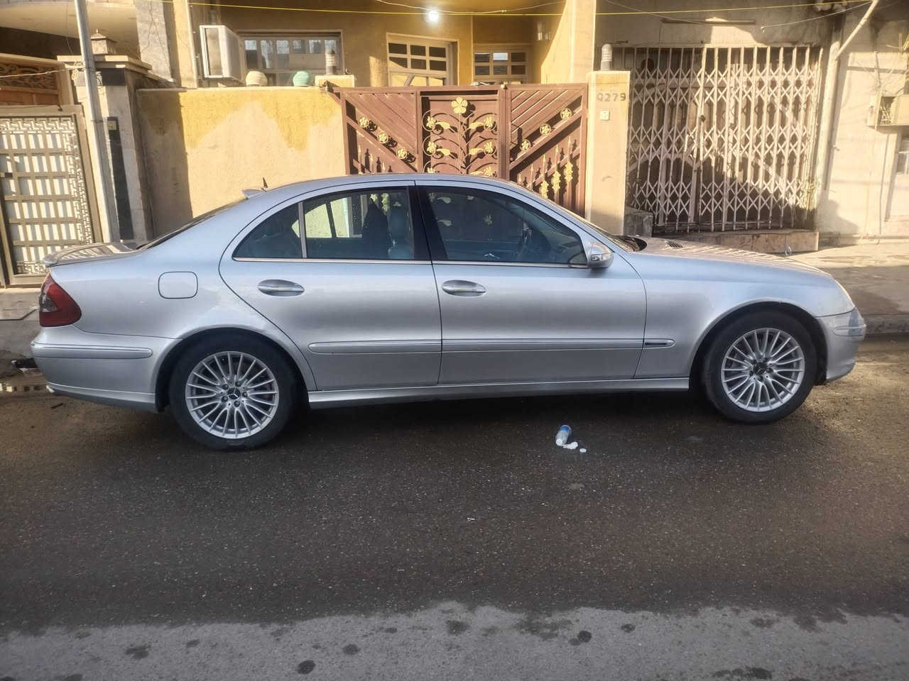 السلام عليكم.. 
مارسدس W211 موديل 2003 محدثه 2007 السياره مكفوله بحاله ممتازه بدون نواقص وجاهزه كير ومحرك بلادي 6 أسطوانات وباقي المواصفات معروفه نوع افينغارد لا صرف بانزين لا تبخير أو صرف دهن مال جناي ابيع بسبب ظرف طارئ باللي يحبه الله سواء للجناي أو للبياع شراي السعر بعد التنزيل في قفله 115 ورقه من الأخير . للاتصال *********** .
