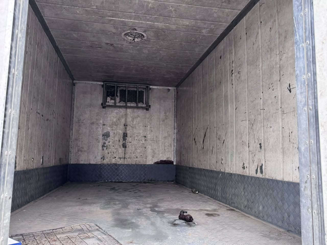 السلام عليكم كنتر براد للبيع موديل ٢٠٠٣  سعره ١٣٤  رقم التلفون ***********
