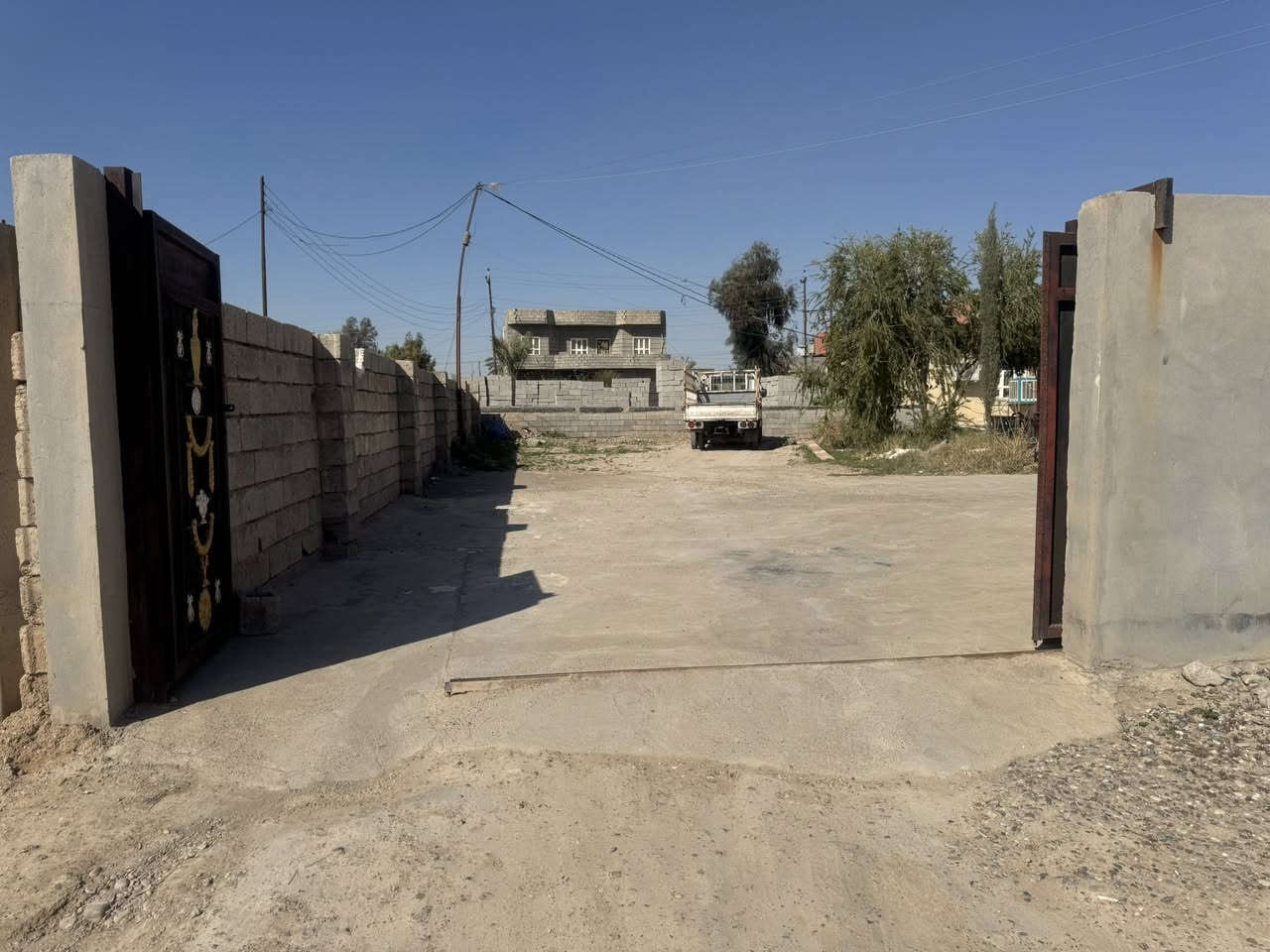 السلام عليكم قطعه ملك صرف المساحه 290 متر تبعد عن شارع 60 متر شارع القطعه 15 متر القطعه مسيجه بلوك مكان القطعه الجمعيه الثانيه العلم صلاح الدين الشراي يتصل سعر القطعه 30 مليون 
وحياكم الله ورمضان مبارك ***********
