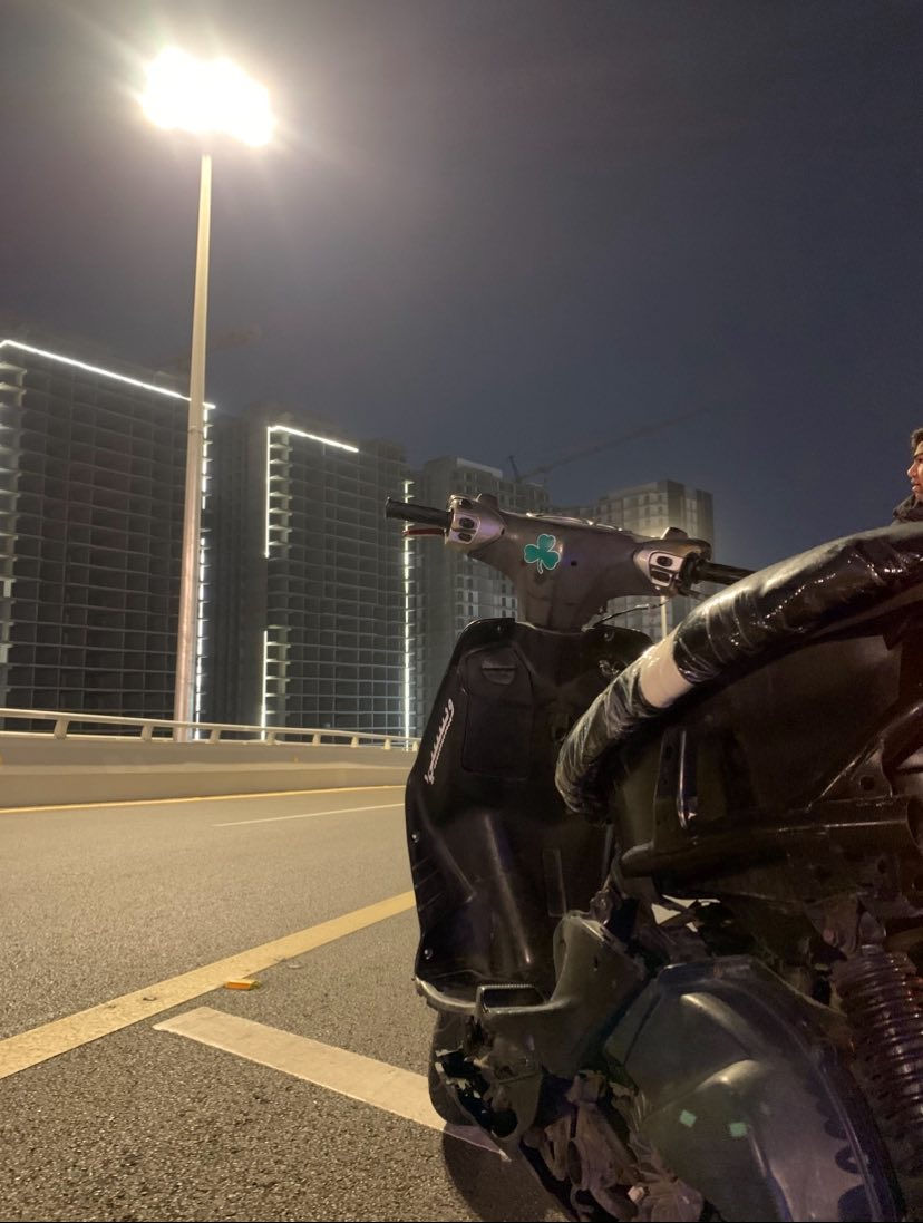 سكنس نثية ١٤٠ للبيع بيها كلجات رياضي امامي خلفي نقصها كفرات بس وصاير عندي مشكلة من تفتح سويج متشتغل الة تطبك بل شخاطة يعني اكو قطع بواير بسيط غير هاي مابيها شلعة معدل تشك الكاع شك 
***********
