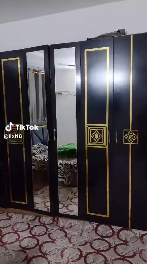 سلام عليكم حبايب قلبي عندي غرفة البيع سعرها ٣٠٠ بيها مجال رقم ***********
