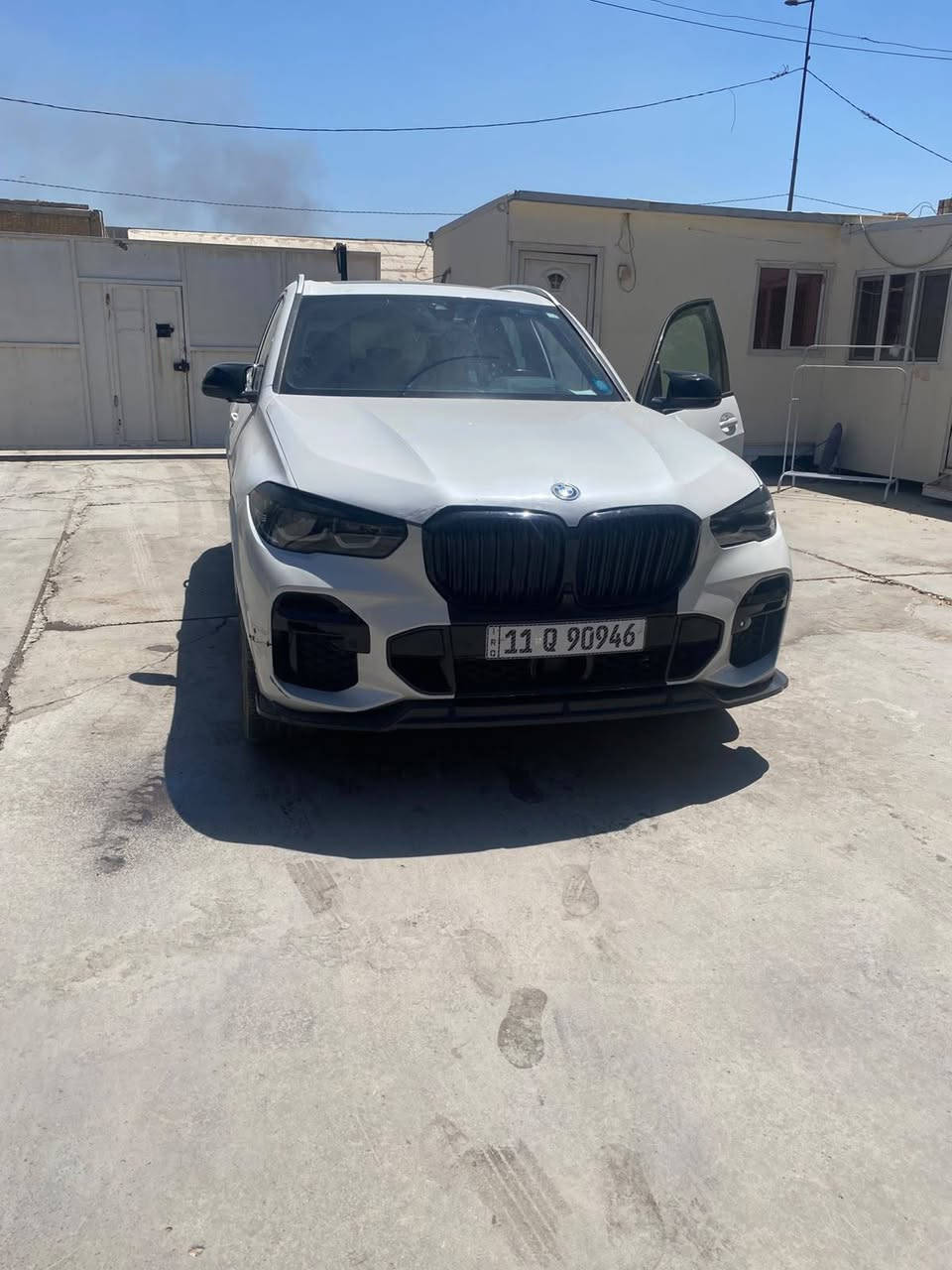 مكلف بالنشر للبيع: ملكة الفخامة والأداء BMW X5 40i موديل 2022 (وارد أمريكي بحالة الوكالة)
لعشاق الفخامة والقوة الألمانية، معروض للبيع  السيارة غنية عن التعريف من ناحية الراحة، المتانة، والتكنولوجيا المتطورة.
​🔹 تفاصيل السيارة:
​المحرك: TwinPower Turbo 6-Cylinder (قوي واقتصادي جداً).
​سنة الصنع: 2022.
​الفئة: 40i.
​الوارد: أمريكي (حادثها بنيد طاير ع قماره ربع القماره لحد السلايد او اقل والجاملغ الخلفي صفحه السكن 
​
​اللون الخارجي:  أبيض صدفي
​اللون الداخلي: [اكت لون الكشنات، مثلاً:اسود.جلد 
​🔹 المواصفات والمميزات:
سلايد .
​شاشات ديجيتال حديثة (عدادات + تدعم Apple CarPlay و Android Auto).
​نظام ملاحة متطور (Navigation) وكاميرات 
​أنظمة قيادة متعددة (Sport, Comfort, Eco Pro).
​حساسات أمامية وخلفية مع نظام المساعدة على الاصطفاف (Auto Park).
​رادار أمامي وخلفي، تحديد مسار، ونظام مانع الاصطدام.
​إضاءة LED داخلية (Ambient Lighting) بألوان متعددة.
​نظام صوتي احترافي مجسم.
​تخم تاير جديد، وجاهزة من كل النواحي (برغي ما تحتاج).
​🔹 حالة السيارة:
السيارة بحالة ممتازة جداً (أخت الزيرو)، ميكانيك وكهرباء وجير ومحرك 100% بشرط الفحص أينما تحب. تحويل السنوية مضمون وفي يوم واحد. ***********
مكلف بالنشر للبيع: ملكة الفخامة والأداء BMW X5 40i موديل 2022 (وارد أمريكي بحالة الوكالة)  السعر 36 وبيها مجال
