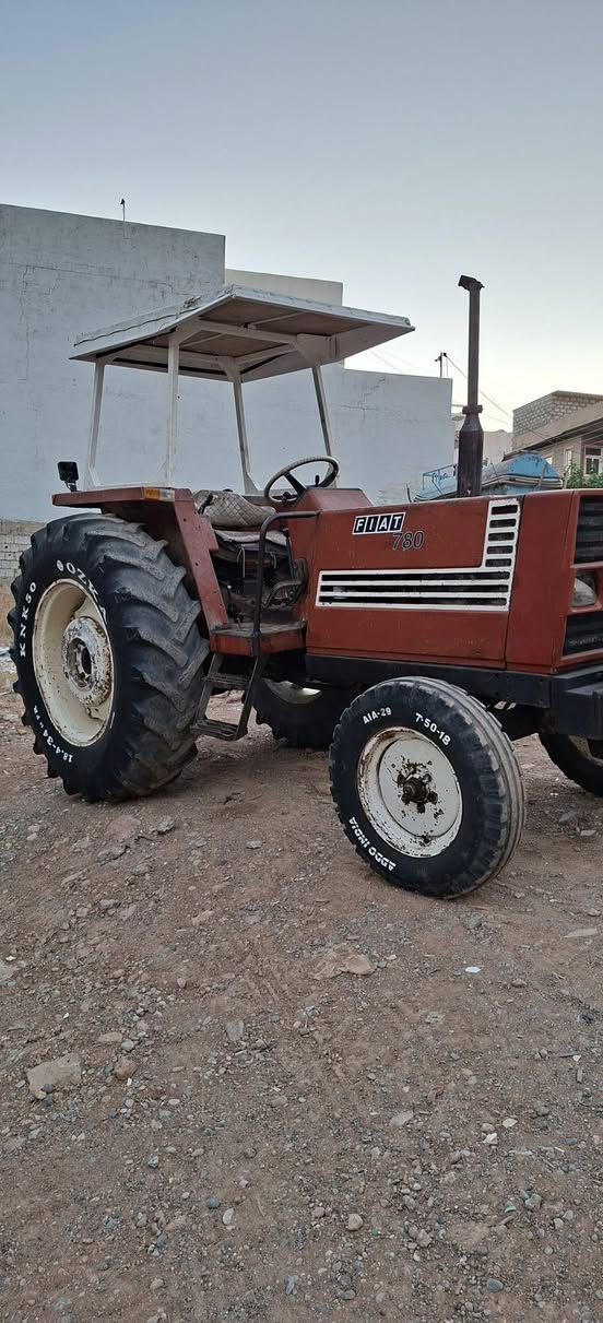 فیاد بۆ فرۆشتن مۆدیل ٨٣ رقرم سەنەوی ئەسڵی لەگەڵدایە گێرو مەکینەی ئەکسڵ بەشەرت مەکینەی تازە تەئمیر کرایتەوە ٢٥٠ مەسرەفی تیدا نیە***********
