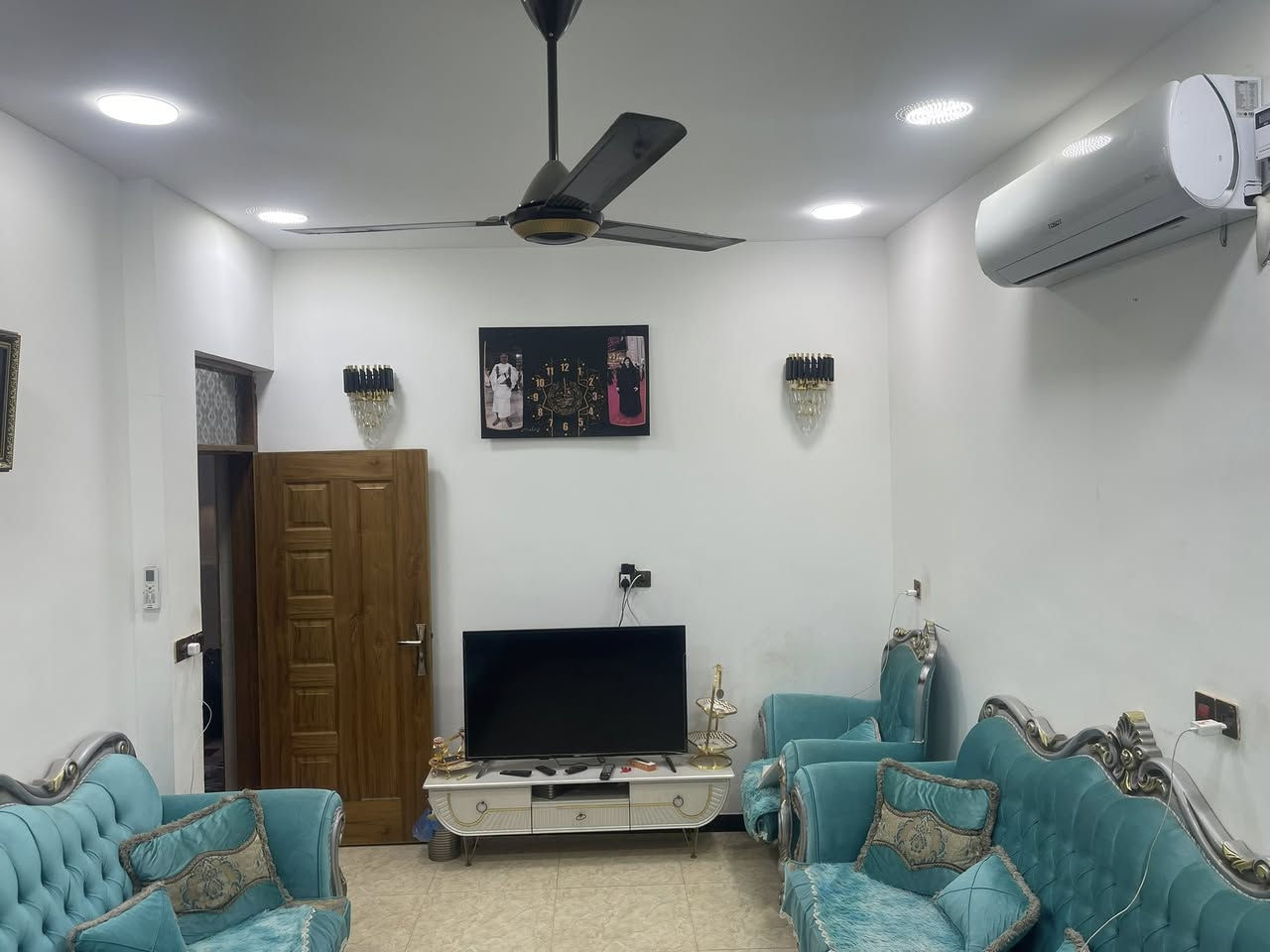 السلام عليكم 
دار للبيع المساحة 100متر الواجه 5 ونزال 20 
صاله ستة متر
حولي  سته متر  
غرفة حمام غربي شرقي 2/2متر 
مغسله غربيه تعليك 
مطبخ حار داخل المنور ومغلف  السقف 2/2 متر 
غرفه ارضي كبيره 5/4متر 
الطابق الثاني حولي كبير جداً 
غرفة النوم 6/5 متر 
سطح ناصي وسطح عالي على طول البيت 
المكان الصليخ الستميه بستان جزمي قرب مركز شرطة الصليخ عرض الشارع عشرة متر منطقه كاملة الخدمات الكهرباء جهتين تبليط جديد مجاري ومي وأنترنيت وطني البيت زراعي 

هاتف ***********
