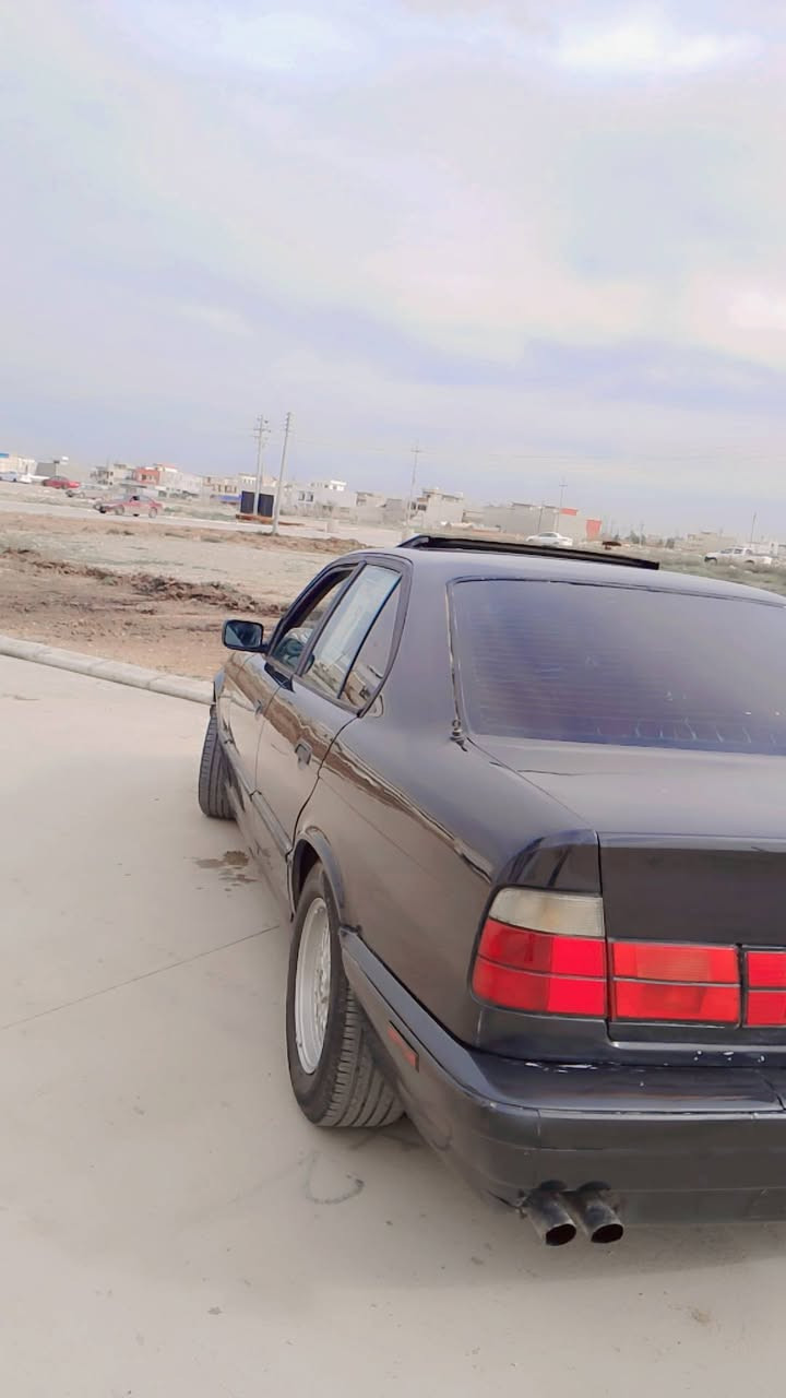 لبیع بی ام حجم بیلادی525iaمودیل1992محرك مسكر فانوص كیر اوتوماتیك تبرید سلایت جام كهربائی فول مواصفات بدون ضربه عام بخ جمالی مكان قضاء بردراش
تحویل شرت (غرامات ملیون تنزل من سعر)67مجال  رقم تلفون***********/***********
