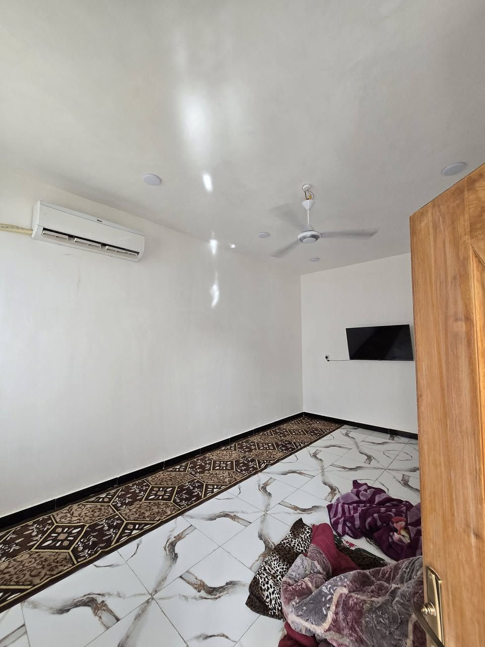 🏡✨ فرصة ذهبية – دار سكنية للبيع بموقع مميز ✨🏡
📍 الموقع: مجمع حجي عزيز – خلف عمارات الزيتون
📐 المساحة: 200 متر
🚗 قريبة جداً من الشارع العام
🔹 خدمات المجمع متوفرة بالكامل:
✔ ماء
✔ كهرباء
✔ تبليط مولدة
🔹 مواصفات البناء:
بناء درجة أولى
كونكريت مسلح
طابوق
🔸 تفاصيل الدار:
▪️ استقبال
▪️ غرفتا نوم (2)
▪️ منور عدد (2)
▪️ صالة كبيرة
▪️ مطبخ (حار / بارد)
▪️ صحيات داخلية
▪️ صحيات خارجية
💰 السعر مناسب وقابل للنقاش للجادين
📞 للاستفسار:
مراجعة مكتب الذبحاوي
أو الاتصال على:
***********
***********
