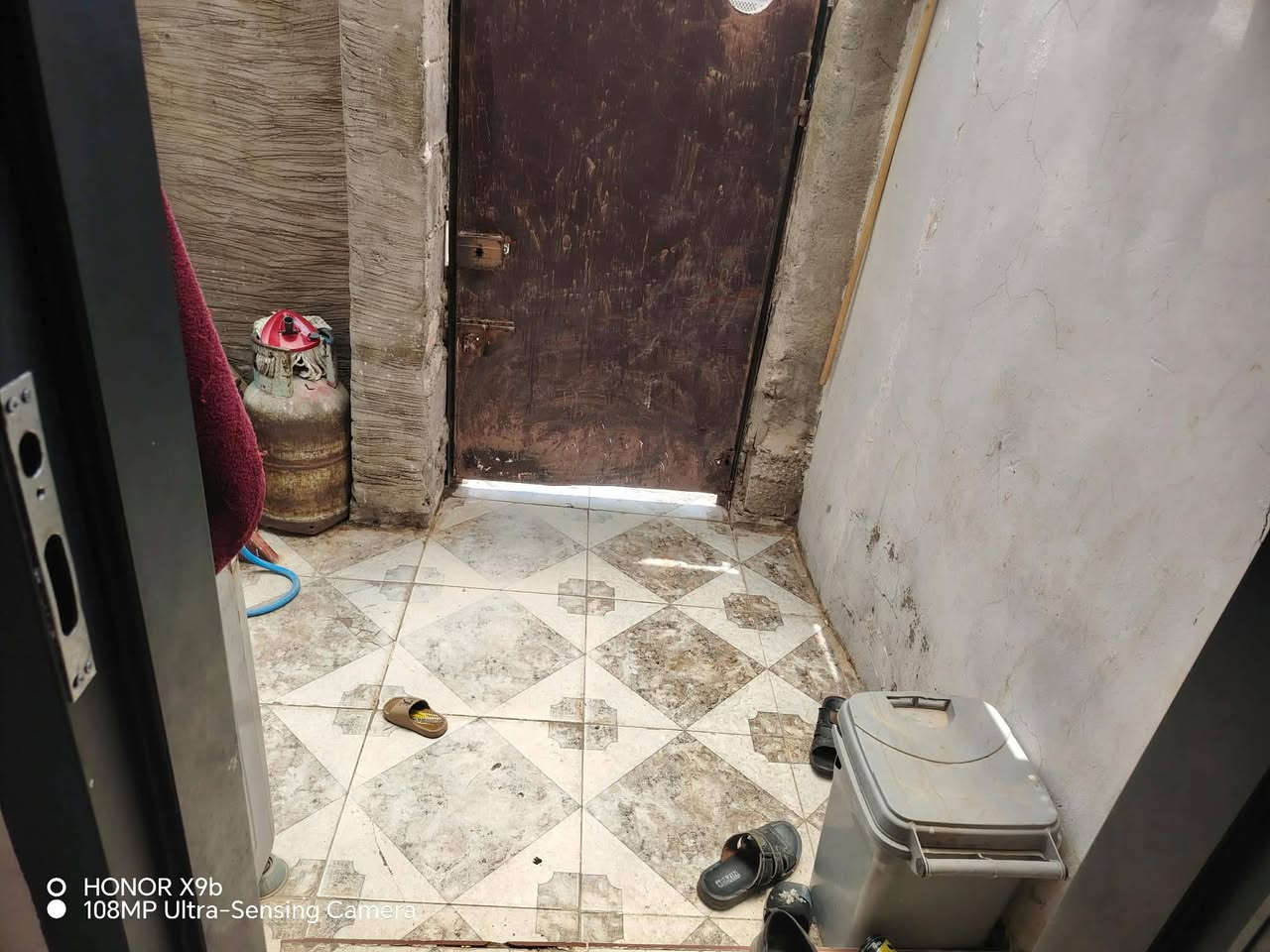 بيت للبيع في كركوك واحد اذار قرب المحافضه الجديده بين المستوصف والمدارس ب25 وبي مجال *********** مساحته اقل من 100 تقريبا 70 متر البيت صغير ونضيف مشمول بالتمليك حوش صغير حمام وتواليت خارجي مرتب البيت
