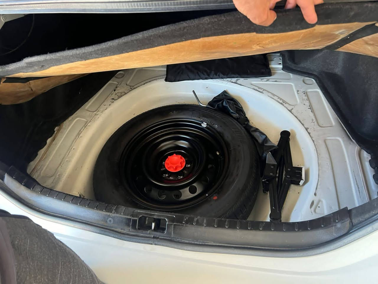 السلام عليكم من رخصة الادمن كورلا خليجي للبيع موديل ١٥ محرك١٦٠٠ رقم انكليزي بأسمي دواخل لونين ويل كب بيه صبغ الجاملغ الخلفي وبارد قليل السعر ١٣٠ سياره ترايها حلو كير ومكينه وصدر مكفول العنوان المحموديه للاتصال*********** واتساب موجود،
