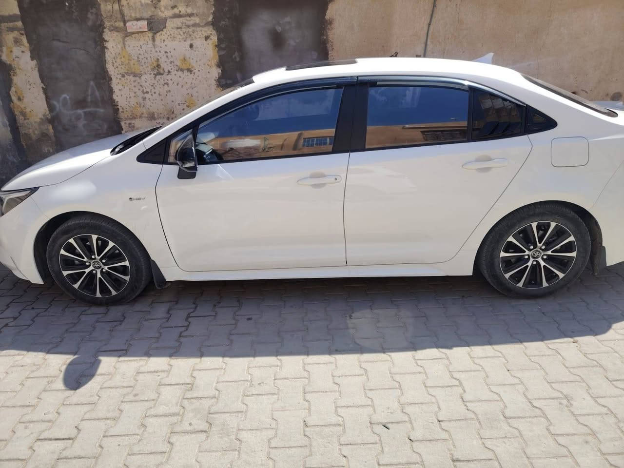 تويوتا كورلا ( هايبرد، LEVIN ) للبيع .( رقم بصرة،   باسمي ، لون ابيض ).
موديل (2025).
ماشيه (24)، ( زيرو ).
سياره مكفوله من الصبغ والبارد      (  ).
السعر150 )  .***********

مواصفات السياره : فول مواصفات .
( سلايت رووف ، بصمه ، هند بريك بصمه ، اوتو هولد ، مود درايف NORMAL ، POWER ، ECO ، مانع انزلاق ، شاشه ، كاميرا خلفيه دواره ، رادار ، تحكمات ستيرن جهتين ، كروس سرعه ، قطعتين تبريد ، تبريد شاشه ، ايرباكات عدد (8) ، لد امامي ، لايت زينون عالي ناصي ، اشاير بالمري ).
