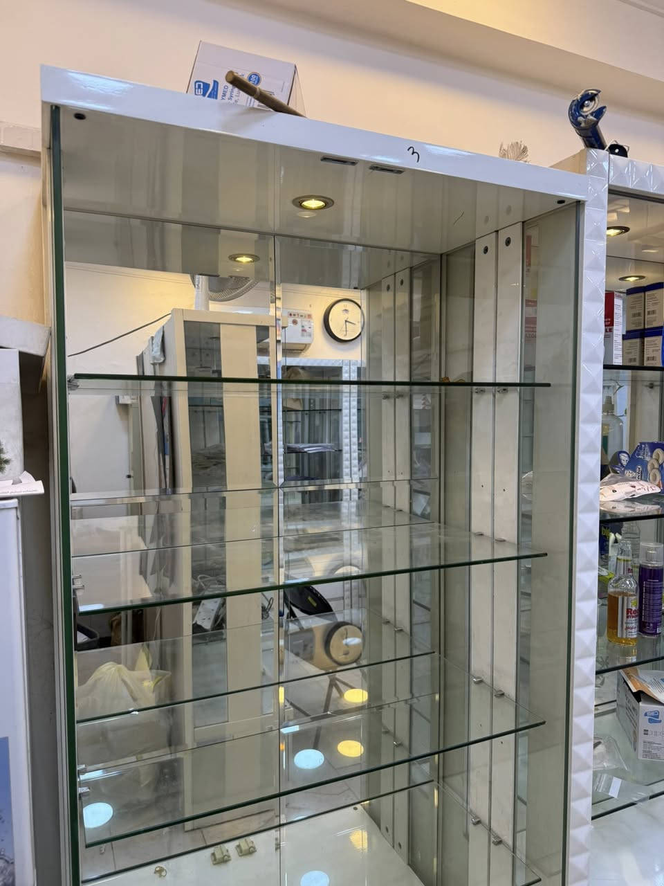 سلام عليكم فاترينات صيدلية خشب HDF صناعة مستورد وليس محلي جودة ممتازة رفوف جام ضد الكسر مع ابواب جام قياسات 
ارتفاع 2 متر 
عرض 1.20 متر
عمق 40 سنتيم
العدد 9 قطعة 
مع ميزين واحد متحرك مع تايرات 
وثاني ثابت مثل ماموضح بالصور
تحتوي على انارة وابواب خزن في الاسفل 
مكان بغداد القادسية ساحة قحطان 
للاستفسار واتساب ***********
