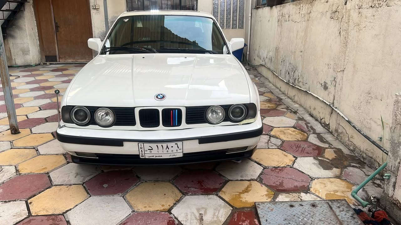 السلام عليكم موديل 92 محرك مسكر 525 السياره على ايدي كلها غرفة كامله شادلها دشبول تنته بطاين تكم ارضيه كشنات كله جديد وتاير اصلي ويل اصلي شاشه كامره 
صدر امامي خلفي جديد سنتر لوك دعاميات m منظومه التبريد كامله نقص الفريز فقط مكاني بغداد *********** بيع او مراوس
