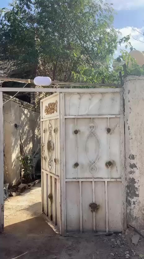 بيت زراعي لبيع مكان 
📌زديناويه خلف مركز شرطة قرب جامع الحكيم مساحه 180 واقع حال مبني 160 
طابقين طابق اول غرفتين وستقبال وصاله كبيره ومنور وصحيات داخليه وخارجيه   الطابق الثاني 3غرف كبار وصاله 
كهرباء ثري فيرز 3خطوط 
 مجاري ثقيله للبيت كله 
 بيه وصل تطويب   وصل مجاري وكهرباء
   سعر 95 وبيه مجال لشرايي
ملاحظه / شارع محفور راح يتبلط هل ايام 
الاتصال/***********
