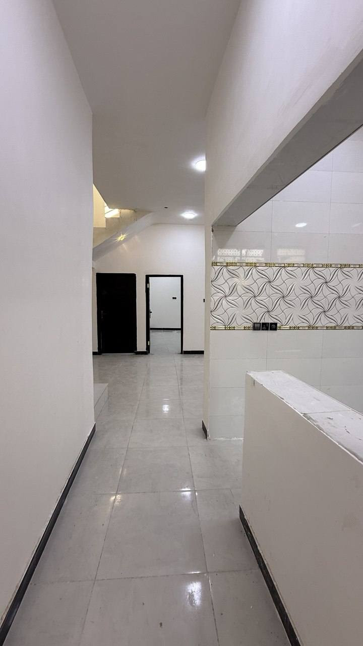 سلام عليكم توفر بيت الجزيره الفيروزيه
مساحه البيت 200متر يتكون البيت من. كراج وحديقه وستقبال ومطبخ  وصاله  وغرفه عدد 3 ثنين جوه وحده طابق ثاني وصحيات داخليه وخارجيه جنس العقار طابو صرف زراعي بسم عراقي 
سعر 93 وبي مجال 🤍
للاستفسار ***********
