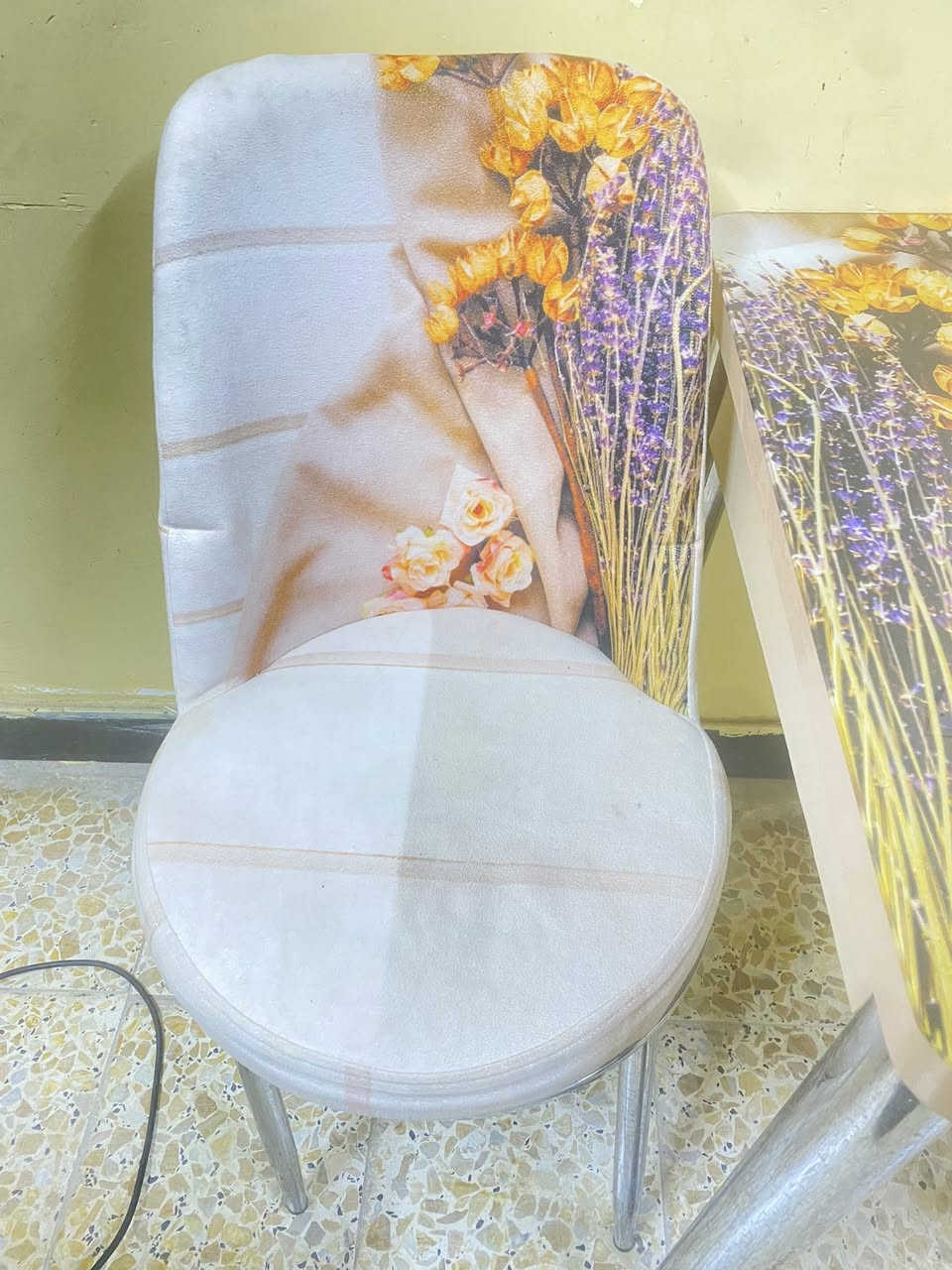 طاوله طعام نضيفه مكانه زبير ب50 نهايته 
كراسي 4 وياها اللاستفسار واتساب ***********
