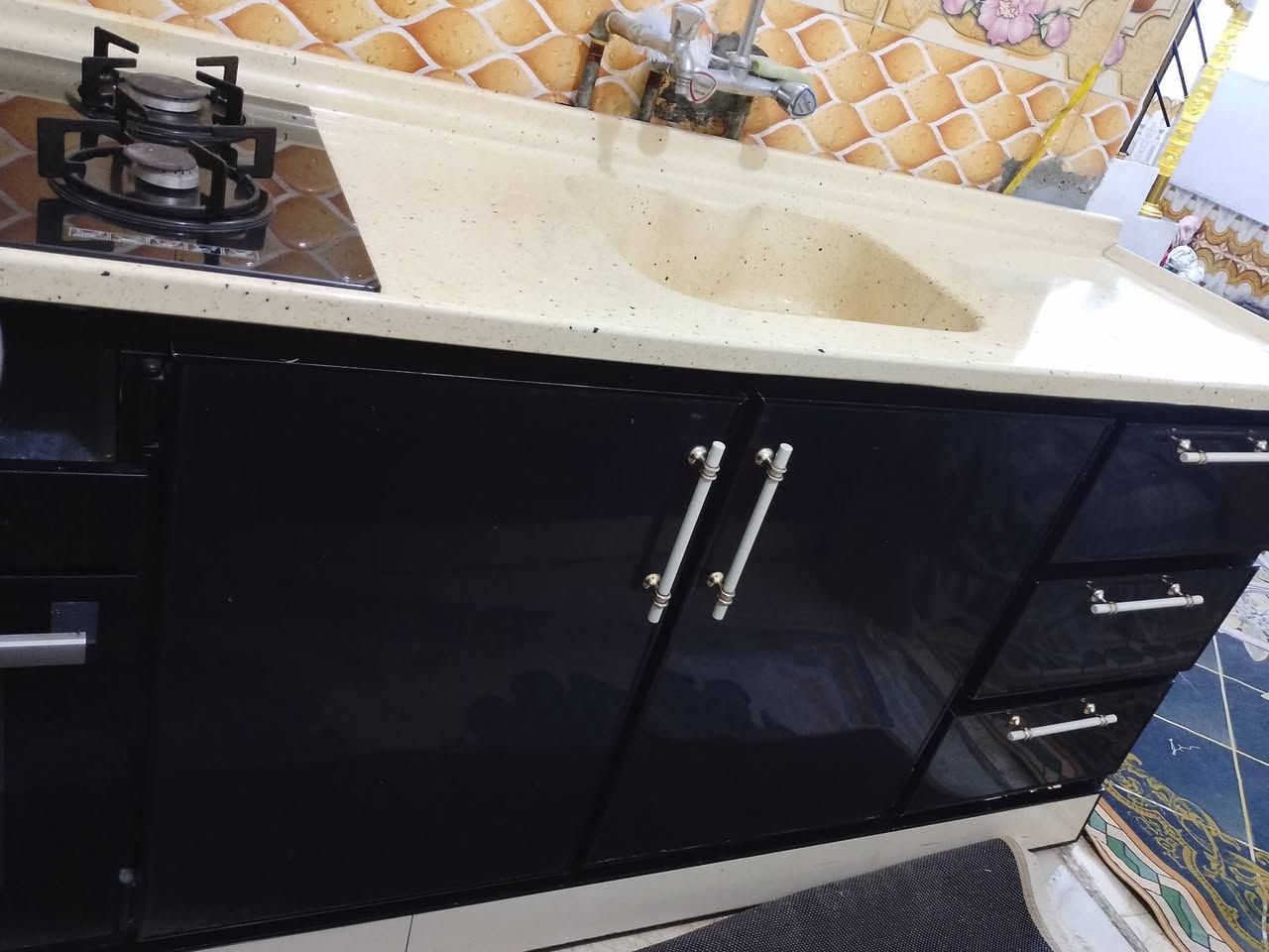 كاونتر للبيع نضيف مرمر الاصلي اربع بيبان مثل ما موضح بالصورة قطعتين مع طباخ والفرن للعلم الفرن ما مستعمل ابد عنوان كربلاء الحر لشراي يخابر ع رقم ***********
