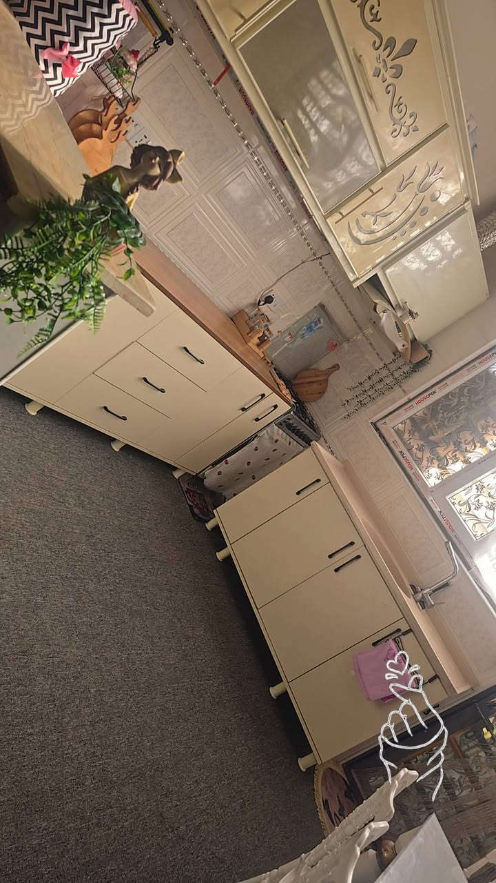 بيت ١٠٠متر كامل بناء حديث سنه ٢٠٢٥طابقين يباع مع لاثاث او بدون يرهم حسينيه بلمدرسي يم كنطره السلام طابق الثاني ثلاث غرف فوك وصحيات وصاله وطابق لارضي غرفه ومطبخ واستقبال وصاله وصحيات خارجيه وداخليه كامل من كلشي ماي مجاري سعره ٦٧.....***********
