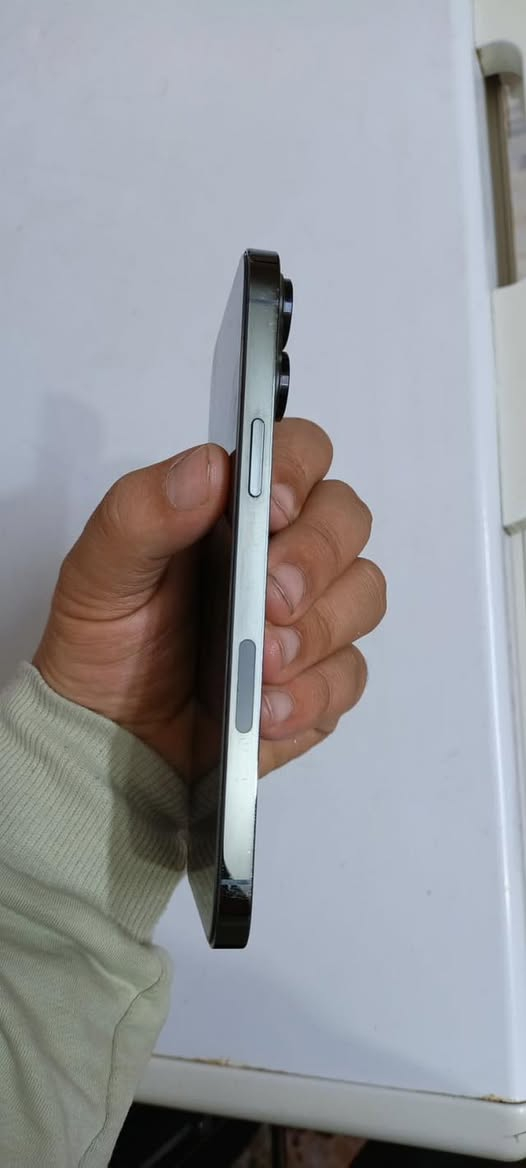 سلام عليكم عندي ايفون 13 برو ماكس امريكي لون مميز زيتوني ذاكرة 256 وبطارية 86 بلاد  الجهاز البارحه بدلتله كلاس الشاشه فقط كلاس الشاشه مالته اصليه مابدله واليوم فتحت الاصق من الشاشه لكيت بي هذن نقط ثنين واضحات بل صور  الجهاز كله شغال وعلى الفحص فيس ايدي شغال نت مخابره تجي تفحصه وين ماتريد ودي براحتك رايده 550 قفل رقمي *********** بل حسينية مال راشديه
