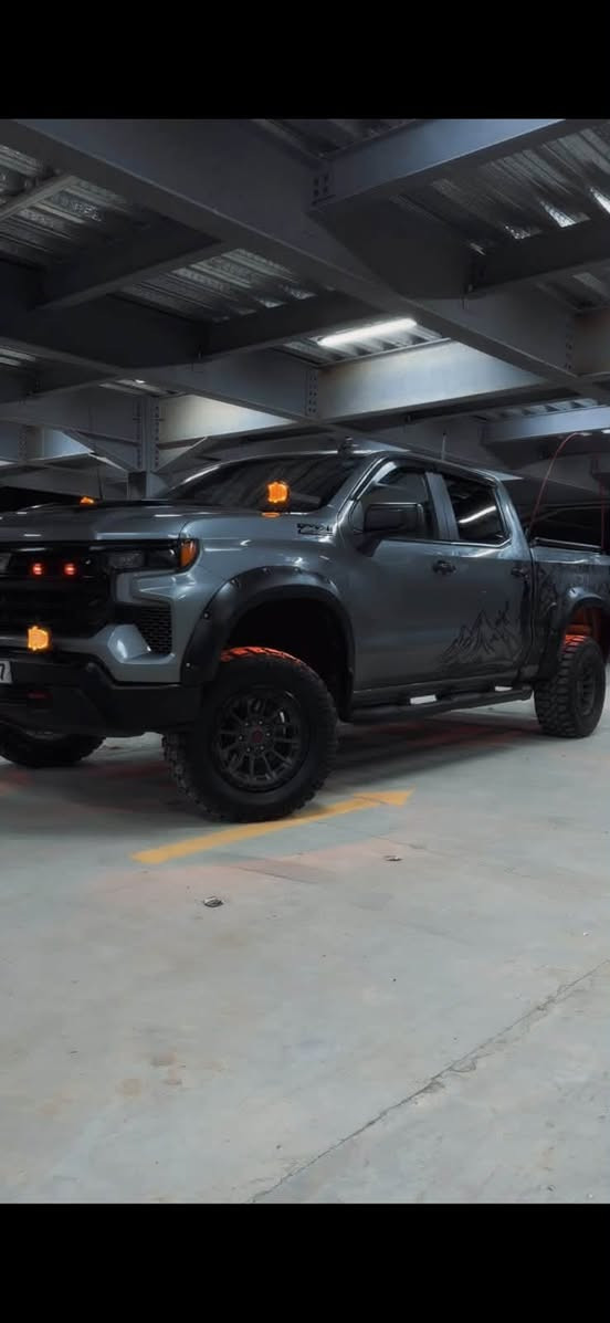 🚨 للبيع | شفروليه سيلفرادو Z71 Custom موديل 2024 (V8) 🚨
لأصحاب الفخامة والقوة الأمريكية، فرصة مميزة لاقتناء شفروليه سيلفرادو Z71 Custom موديل 2024 بمحرك V8، مجهزة بإضافات احترافية وجاهزة للاستخدام.

🔹 المواصفات الأساسية:

* موديل: 2024
* الفئة: Z71 Custom
* المحرك: V8 قوي بعزم وأداء مميز
* نظام الدفع: رباعي (4WD)
* تعليق Z71 المخصص للطرق الوعرة
* شاشة لمس تدعم Apple CarPlay وAndroid Auto
* تحكم كامل من المقود (ستيرن)
* مثبت سرعة
* تشغيل عن بُعد
* كاميرا خلفية عالية الدقة
* حساسات ورادار خلفي

🔥 الإضافات والتعديلات:

* سيستم كزوز رياضي
* تحديث الواجهة (البمبر) إلى الشكل الأحدث
* ترفيعة احترافية 3 إنج
* ويلات مع سبسرات لتعريض الوقفة
* تايرات جبلية خشنة جاهزة للطرق الوعرة
* بروجكترات LED عالية الأداء
* نفخات جانبية بلون الهيكل

📋 حالة السيارة:

* الضرر: قطعتان وربع فقط
* بدون ضرب شاصي
* رقم شهداء بأسمي

📍 الموقع: ذي قار

📞 للاستفسار: ***********
