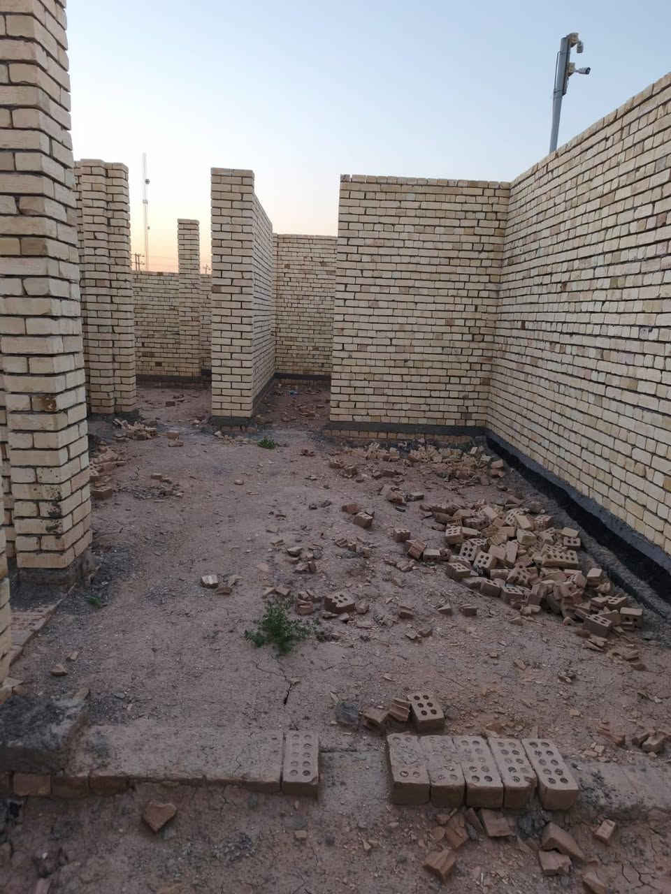 هيكل غير مسقف مساحة 150م
واجهة 7.5 م نزال 20م 
غرفتين نوم 
هول 
صحيات 
منورين 
استقبال مطبخ 
العنوان وردية خارج قرب مجمع السجاد السكني مقابل نزلة البو نافع 
قرب الهيكل مستوصف ومدرسة يبعدن 30 متر عن الهيكل علما البناء طابوق جمهوري
 شوارع تبليط 10م 
التواصل مع صاحب الهيكل مباشر وبيهة مجال كلش قليل سند 25 زراعي تحويل مباشرة القطعة باسمي
***********
