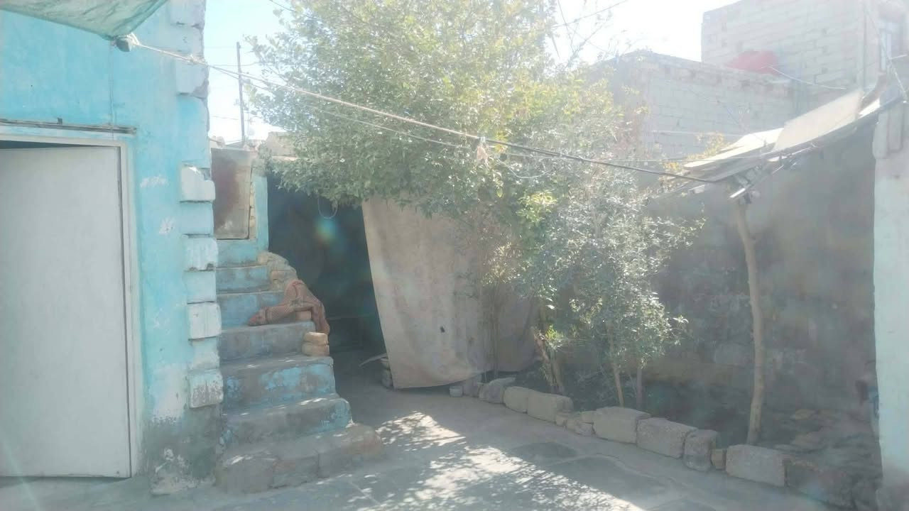 بيت بل سنيه بقريه فيصل مساحه ١٥٠ بيه غرفه وبراني وصاله ومطبخ وحمام داخلي وخارجي ***********
