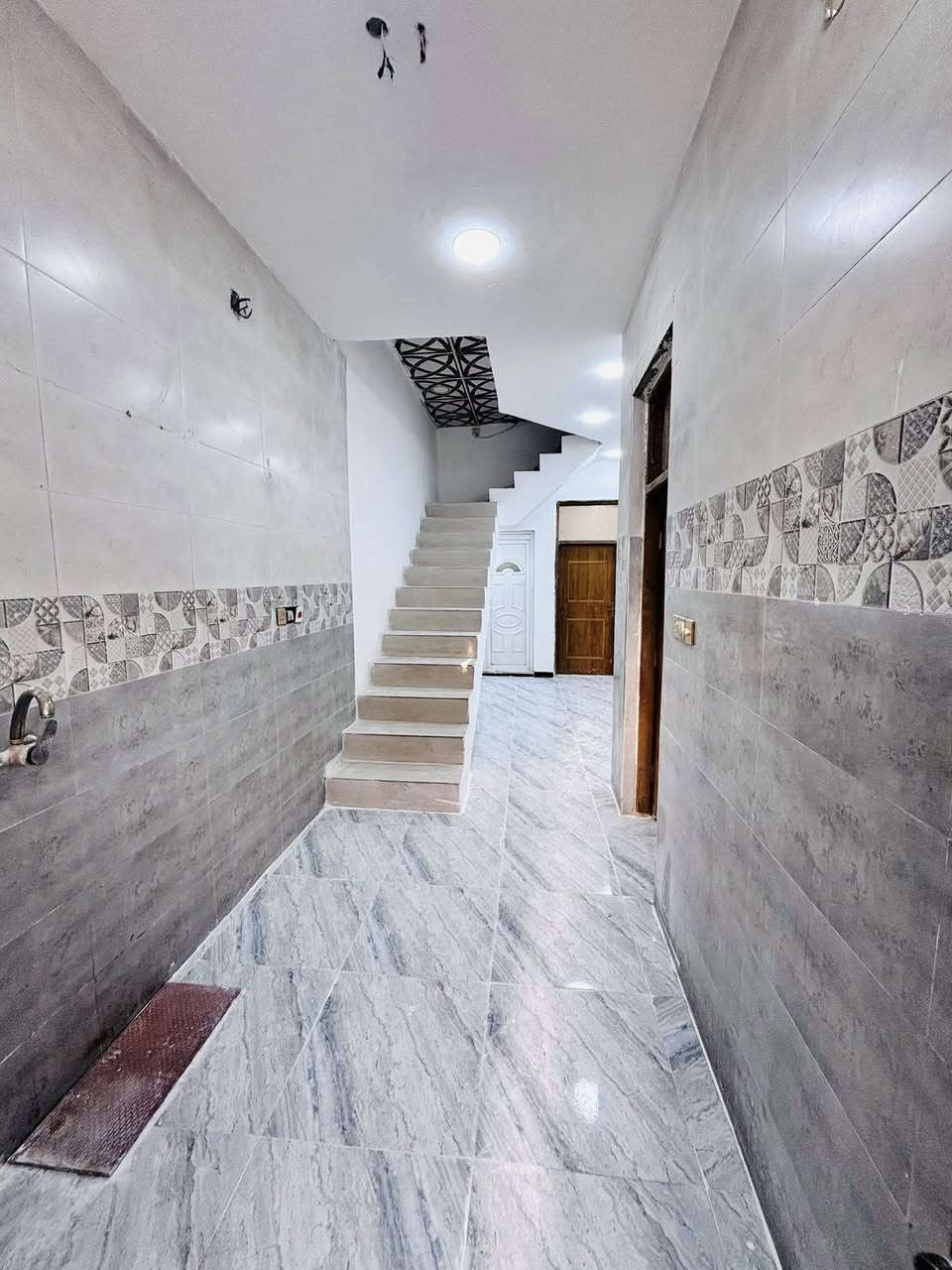 دار للبيع 100 م طابق واحد استقبال مطبخ صحيات غرفه منام وحده 
قريب المدارس بالسلطان #السعر_مناسب 
للتواصل خاص او الاتصال ***********
