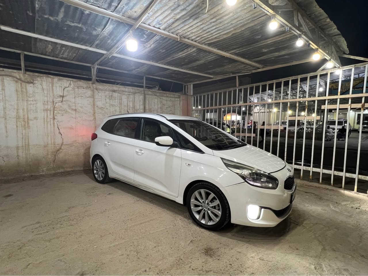 السلام عليكم 
كيا كارنز خليجي مديل 2014 ماشيه 168 وقابله للزياده. سبعه راكب مكينه. 2000 دوش مكفوله من الصبغ والتبديل عدا ملاحضات  واضحه بالصور تخم تاير جديد باتري جديد رقم نجف جديد السياره كلشي ما عايزه السعر 142 مكان السياره نجف استفسار خاص او اتصل *********** النجف, العراق
